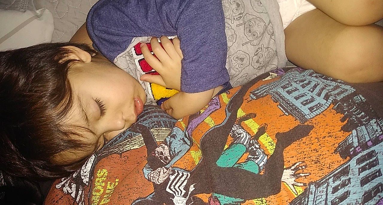 Braulio is registered to the contest to win money with this photo: black_hair, hand, mouth, person, photography, selfie