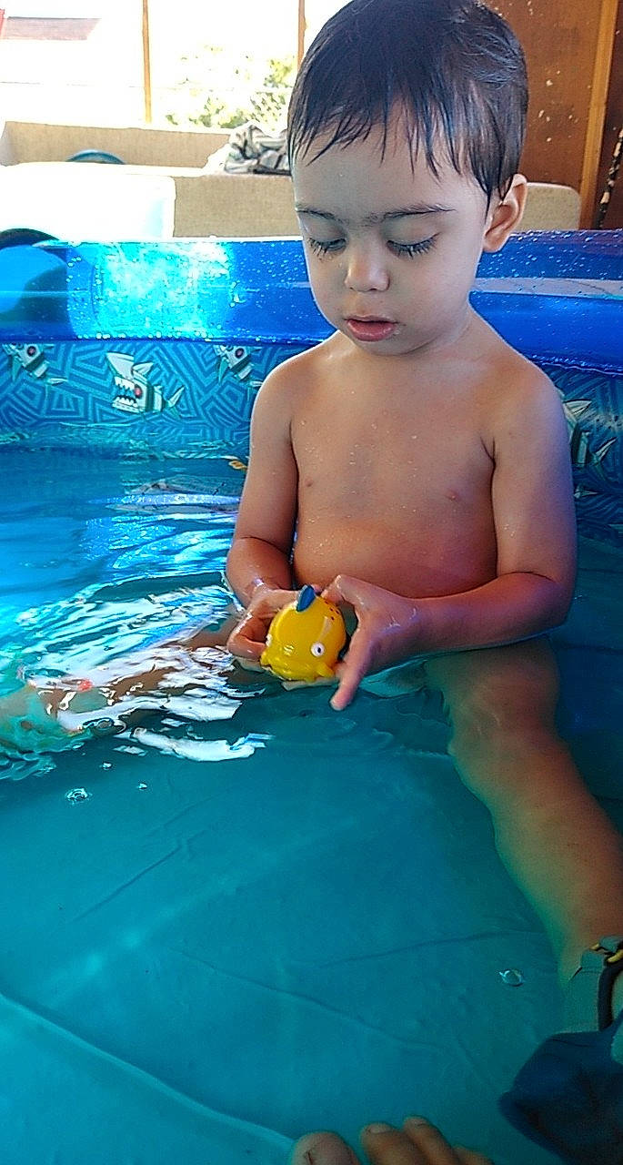 Braulio is registered to the contest to win money with this photo: baby, bathing, chest, child, fun, games, leisure, muscle, person, play, pool, recreation, summer, swimming_pool, toddler, toy, vacation, water, water_park