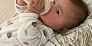 Maëlys Bodein participe au concours pour gagner de l'argent avec cette photo : baby, bottle, pacifier, blanket, pillow, onesie, infant, sleeping_area, bed, cute, child, young, skin, hand, face, furniture, indoors, comfort, resting, feeding