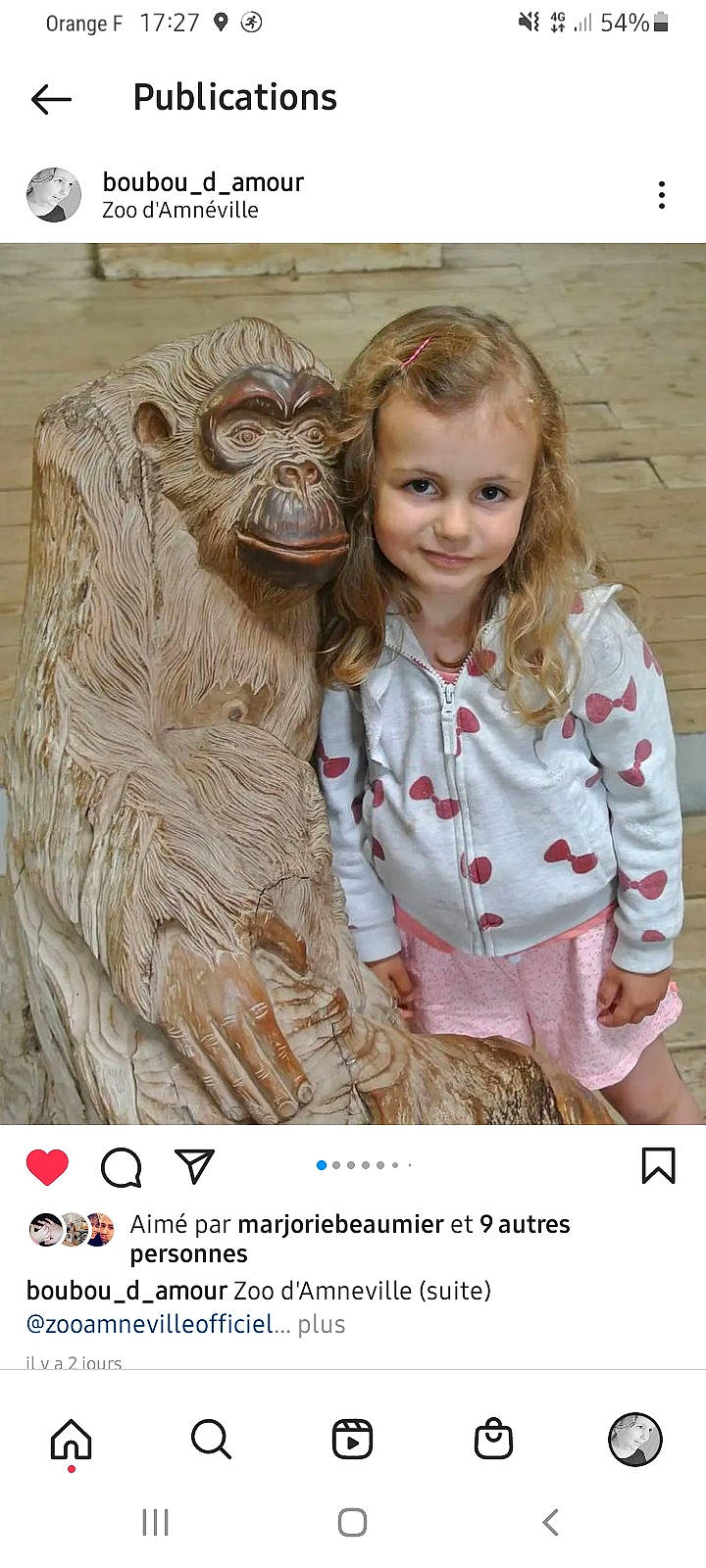 Chloé participe au concours pour gagner de l'argent avec cette photo : art, blond, carving, child, fictional_character, fun, fur, gesture, happy, head, joy, outerwear, people_in_nature, person, photo_caption, sculpture, sitting, sleeve, smile, textile