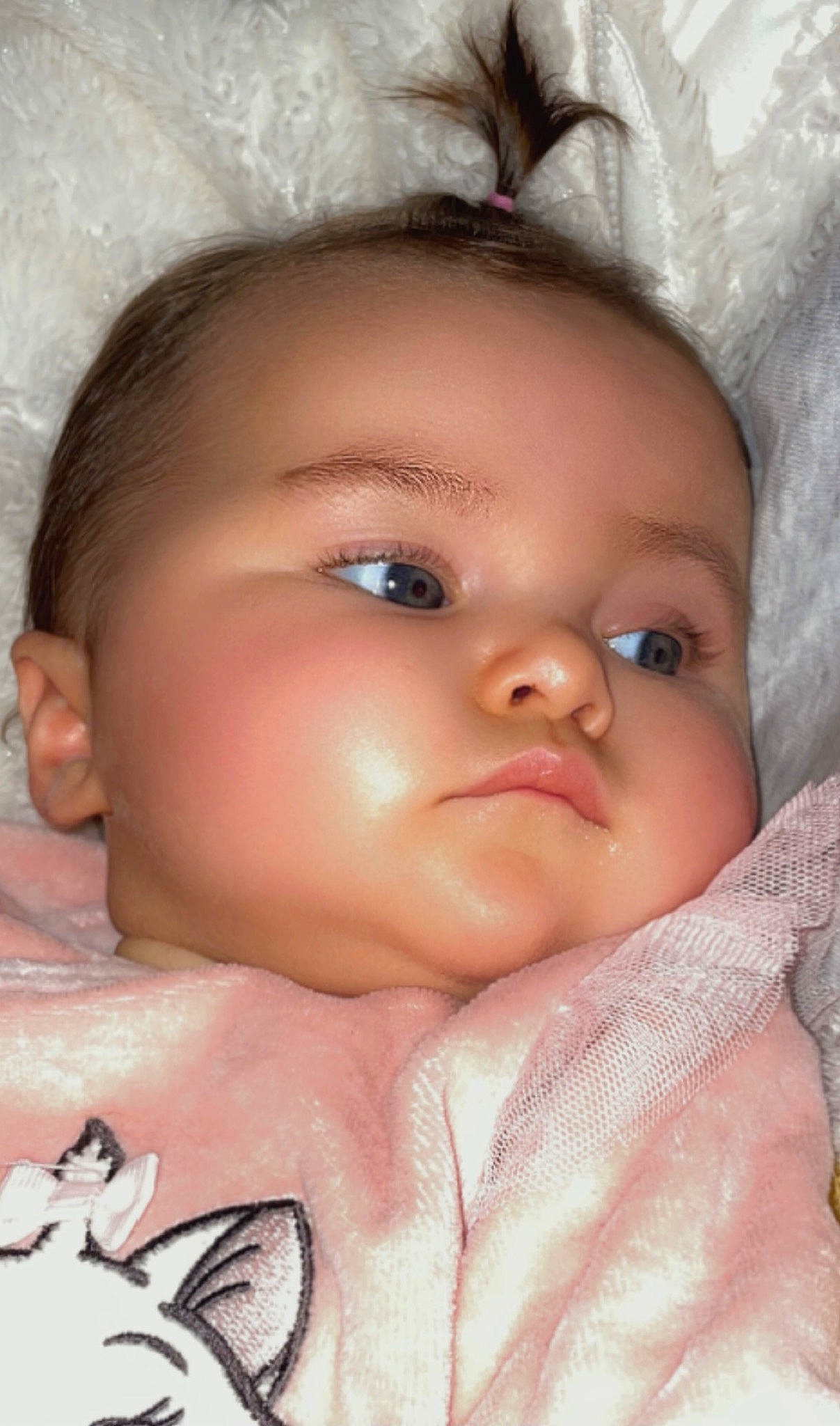 Joy participe au concours pour gagner de l'argent avec cette photo : baby, cheek, child, chin, ear, eye, eyebrow, eyelash, finger, forehead, human_body, iris, lip, mouth, nose, organ, person, pink, skin, sleeve