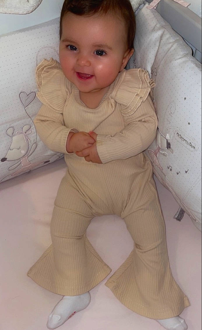 Joy a rejoint le concours — aidez-le/la à gagner de superbes lots ! arm, baby, baby_toddler_clothing, cheek, comfort, eye, eyebrow, face, facial_expression, gesture, hand, joy, mouth, nose, person, photograph, skin, sleeve, smile, thumb