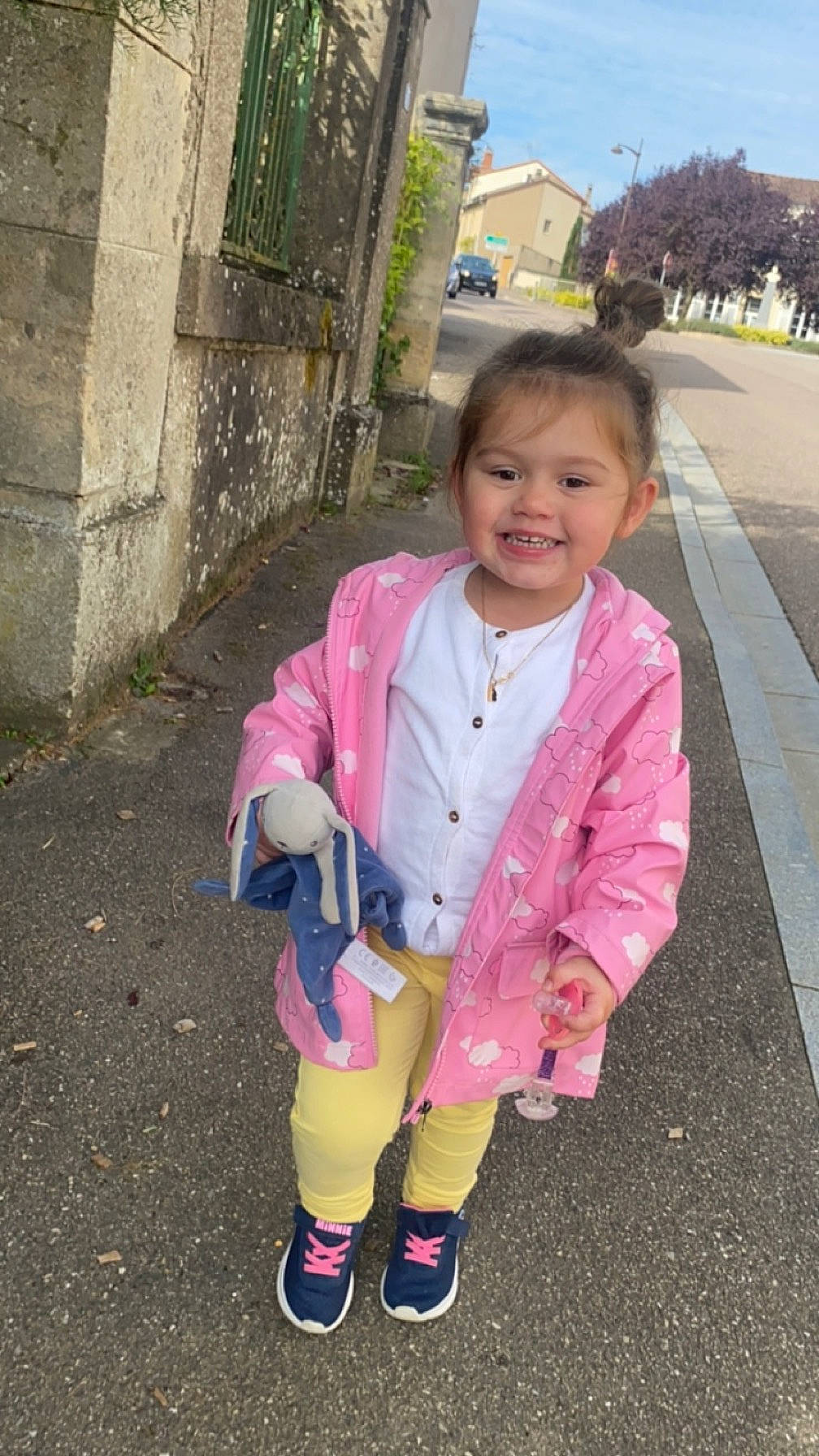 Victoria participe au concours pour gagner de l'argent avec cette photo : asphalt, baby_toddler_clothing, child, city, facial_expression, fun, happy, joy, leisure, magenta, outerwear, person, pink, road_surface, sidewalk, sky, sleeve, smile, sock, toddler