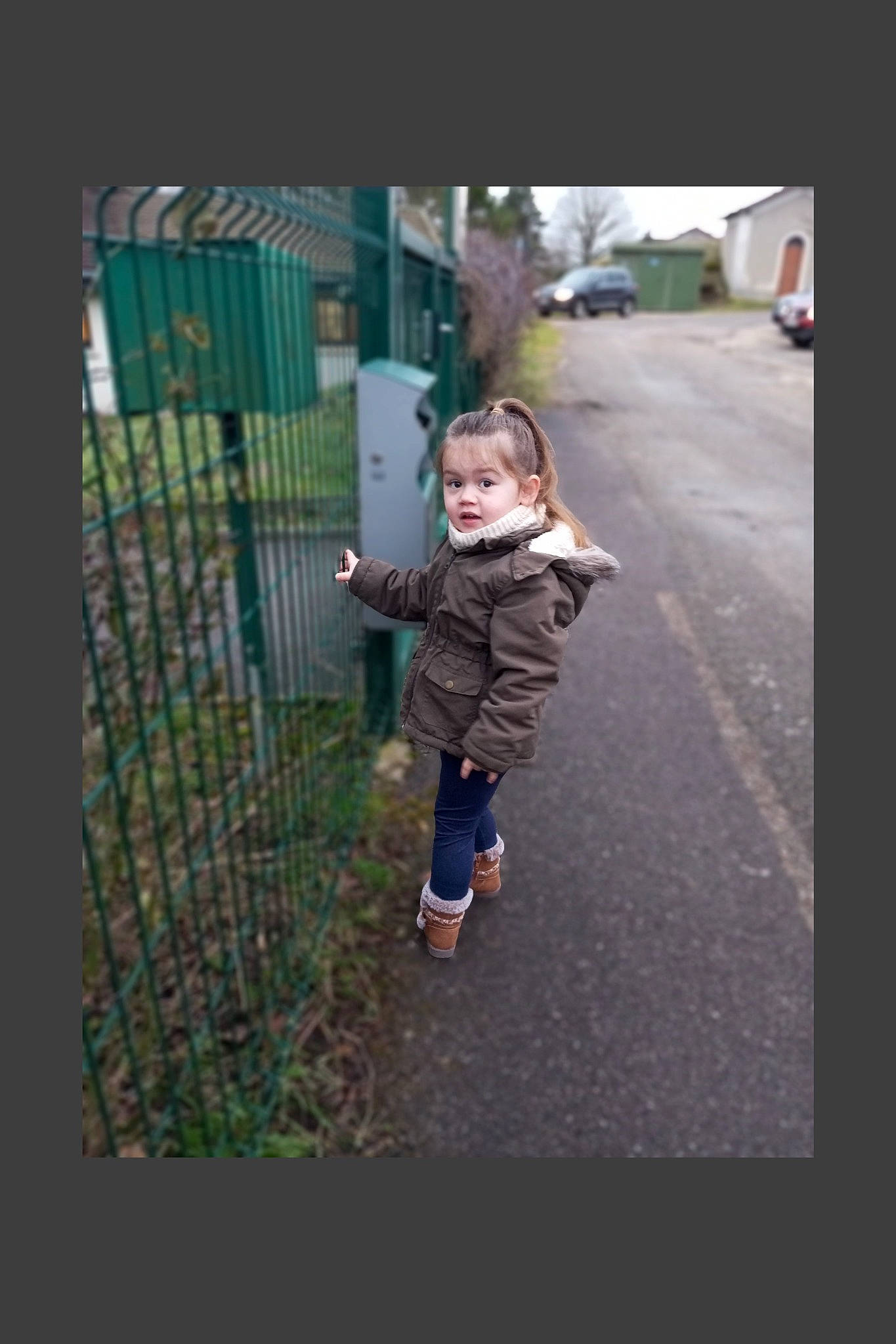 Victoria a rejoint le concours — aidez-le/la à gagner de superbes lots ! asphalt, baby, child, darkness, flash_photography, fun, grass, leisure, magenta, pattern, pedestrian, person, plant, play, portrait_photography, recreation, road, road_surface, sidewalk, toddler