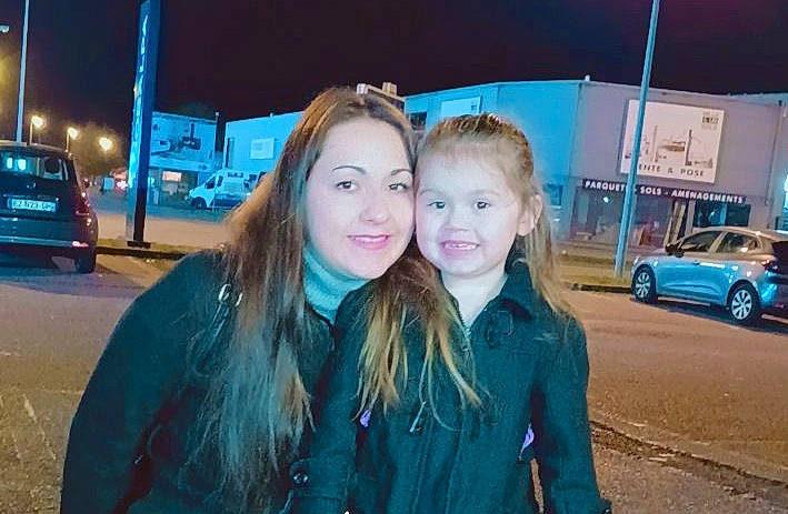 Victoria a rejoint le concours — aidez-le/la à gagner de superbes lots ! automotive_design, automotive_exterior, automotive_lighting, blond, blue, car, electric_blue, event, fun, happy, joy, leisure, motor_vehicle, person, recreation, smile, tire, toddler, travel, vehicle