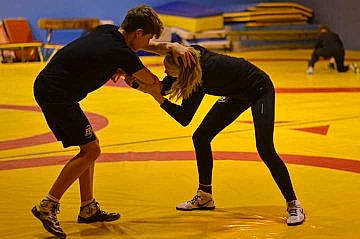 Léana participe au concours pour gagner de l'argent avec cette photo : chair, combat_sport, competition_event, contact_sport, entertainment, event, field_house, flooring, folk_wrestling, fun, gesture, knee, leisure, performing_arts, person, player, sports, sports_uniform, team_sport, thigh