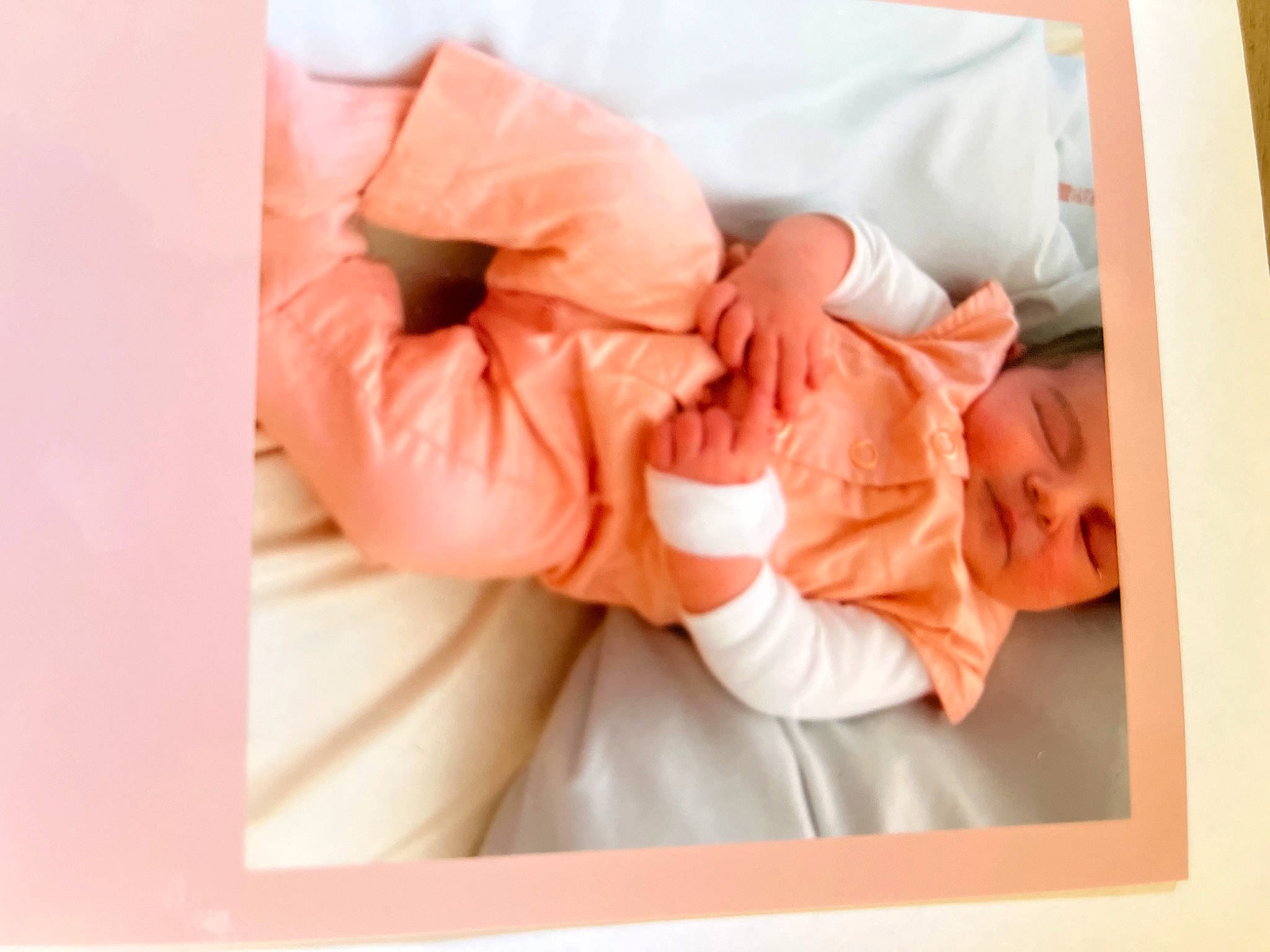 Ruby a rejoint le concours — aidez-le/la à gagner de superbes lots ! baby, baby_sleeping, baby_toddler_clothing, bedding, bedtime, child, collar, comfort, flesh, gesture, headwear, linens, nail, nap, peach, person, room, service, sleeve, thumb