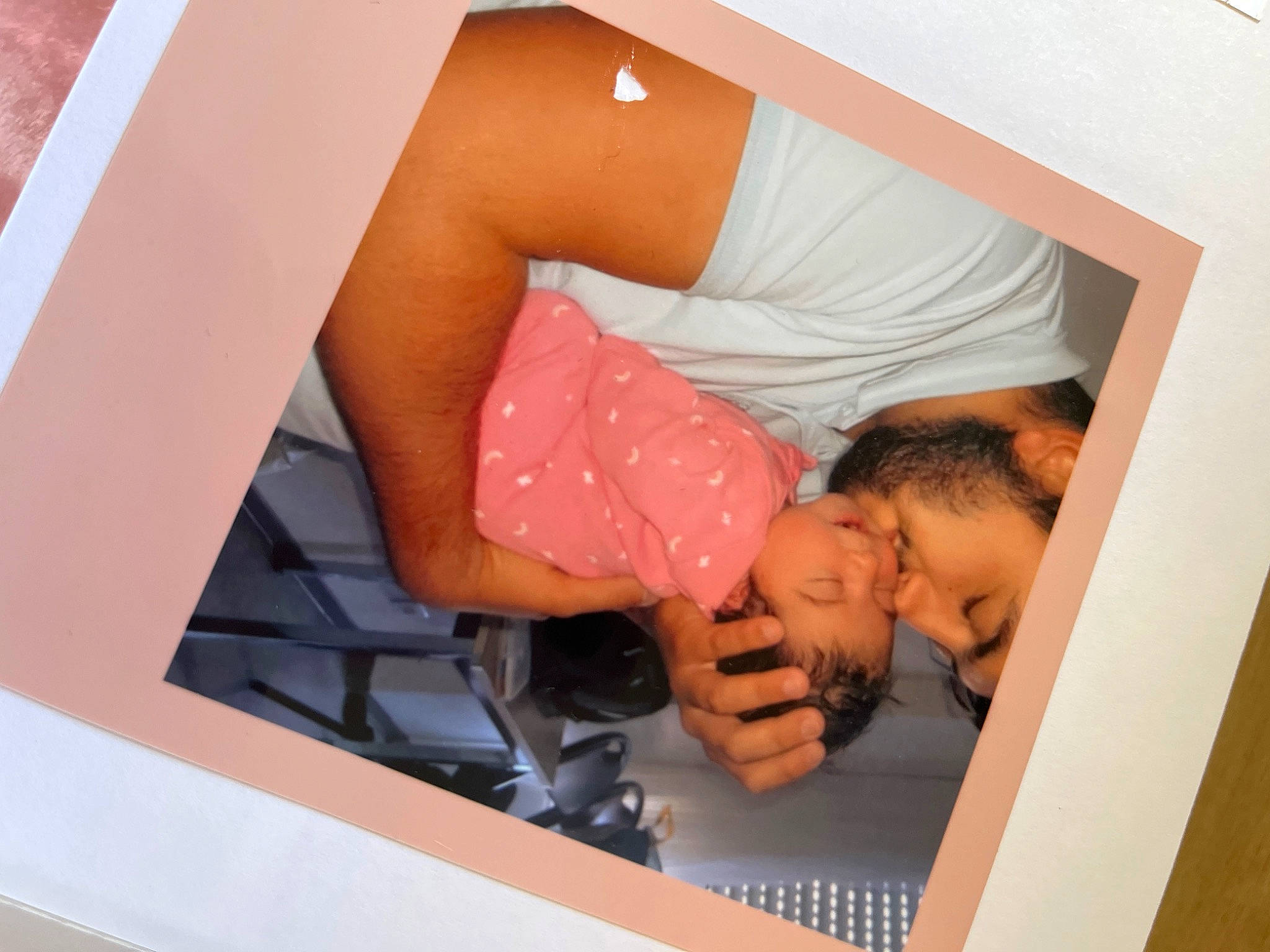 Ruby a rejoint le concours — aidez-le/la à gagner de superbes lots ! abdomen, bed, child, comfort, elbow, flesh, fun, headwear, human_leg, knee, linens, paper_product, person, photographic_paper, room, thigh, toddler, wrist