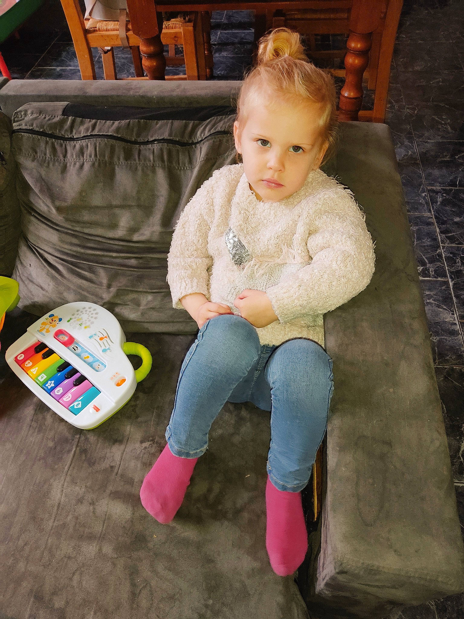 Eleana a rejoint le concours — aidez-le/la à gagner de superbes lots ! baby, baby_products, baby_toddler_clothing, chair, cheek, child, comfort, couch, flooring, foot, fun, human_leg, knee, lap, leisure, person, play, sitting, sleeve, sock