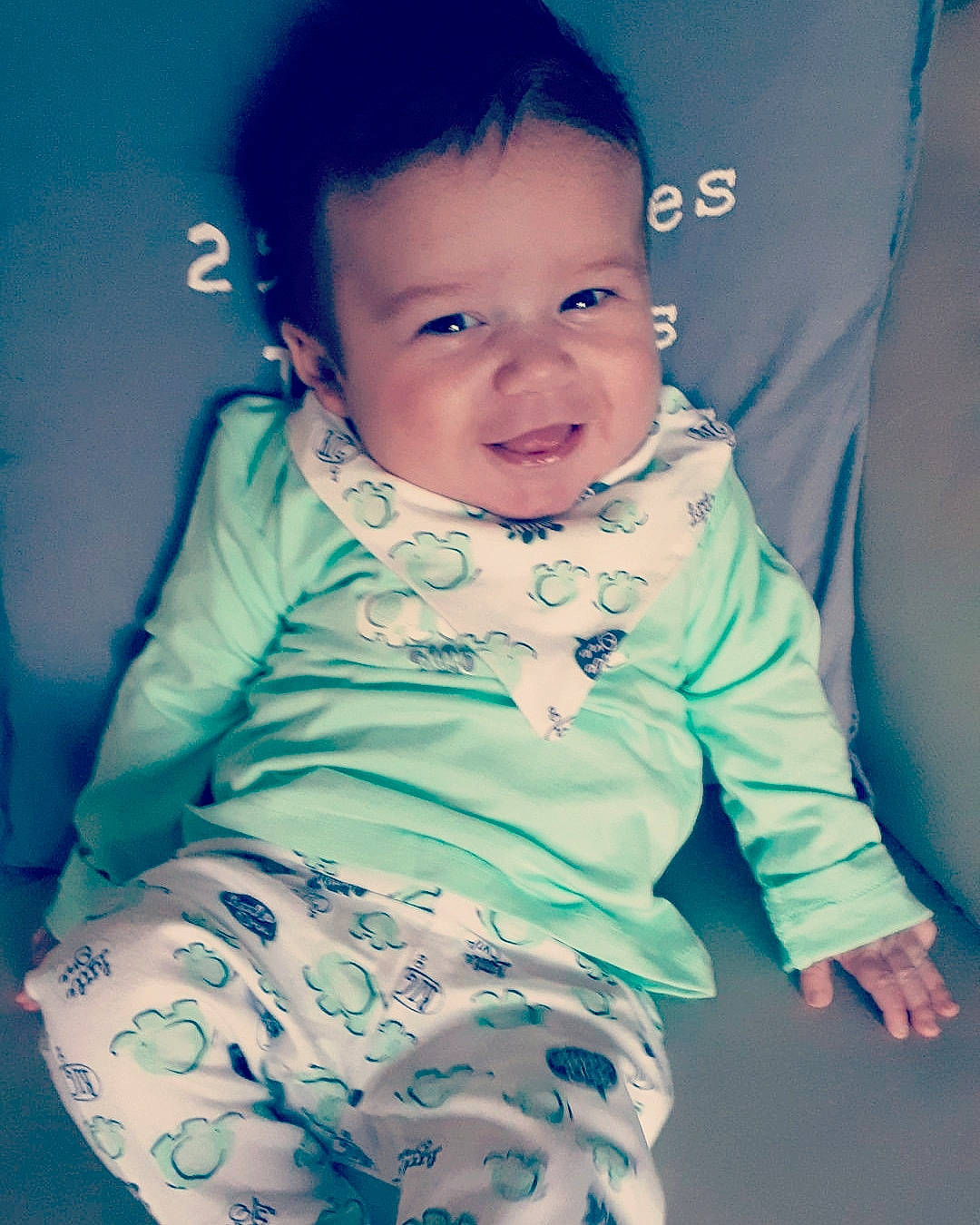 Luan a rejoint le concours — aidez-le/la à gagner de superbes lots ! baby, beauty, blue, cheek, child, chin, eye, face, facial_expression, happy, head, human, iris, joy, nose, person, sitting, skin, sleeve, smile