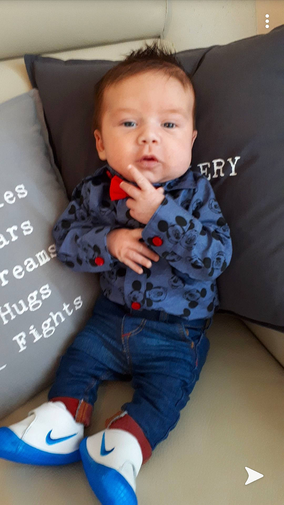 Luan participe au concours pour gagner de l'argent avec cette photo : arm, baby, baby_products, cheek, child, cool, eye, finger, person, product, shoe, sitting, skin, smile, toddler