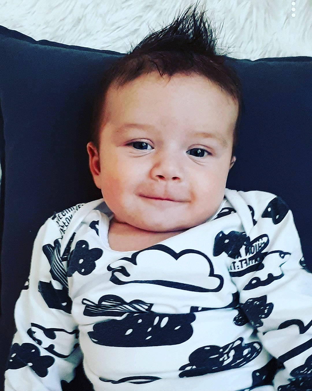 Luan participe au concours pour gagner de l'argent avec cette photo : baby, black_and_white, black_hair, cheek, child, cool, eye, face, forehead, head, lip, nose, person, skin, smile, t_shirt, toddler