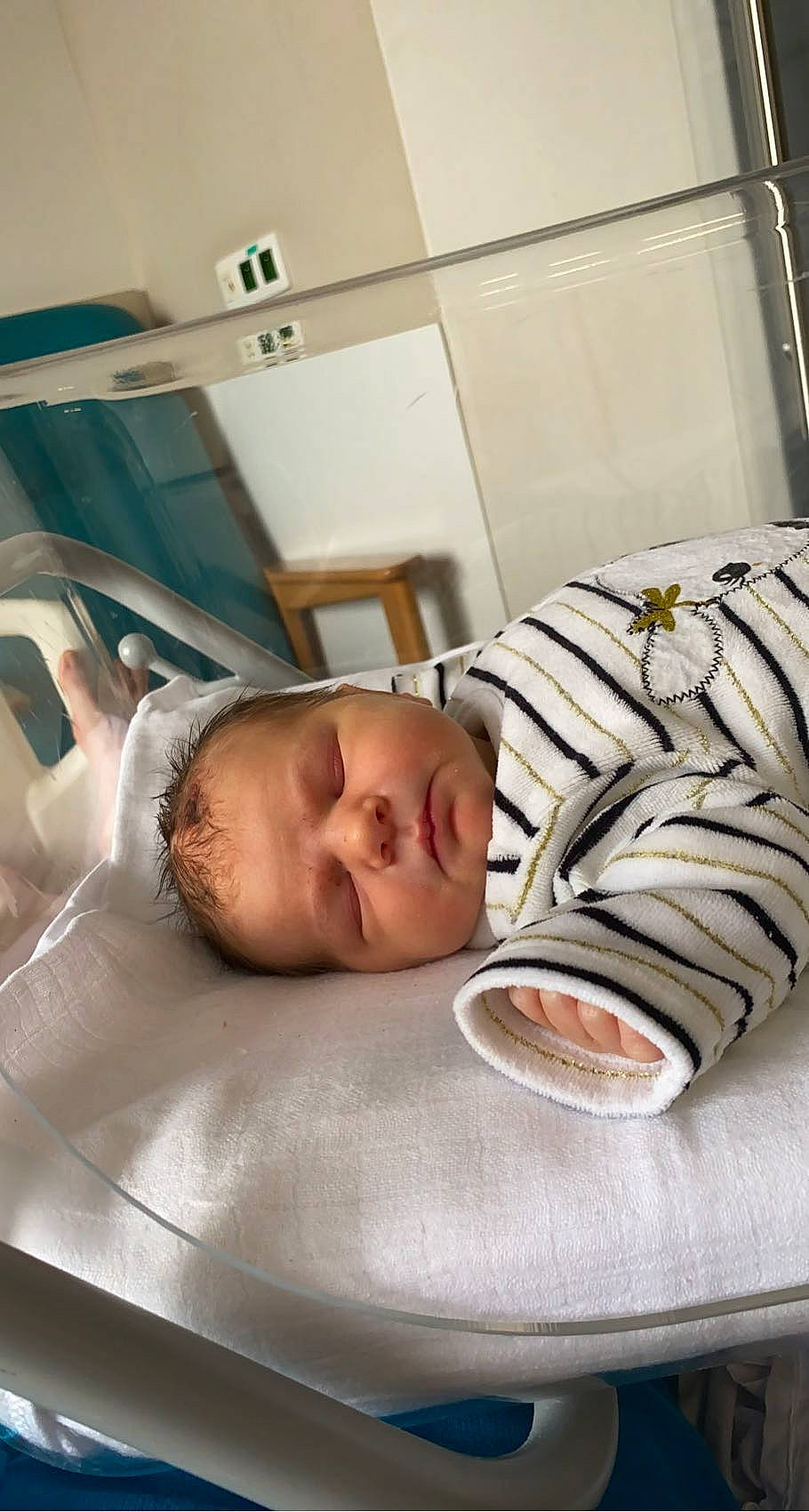 Inaya participe au concours pour gagner de l'argent avec cette photo : baby, baby_safety, baby_sleeping, bed, bedding, bedtime, chair, child, comfort, hat, head, hospital_bed, linens, mouth, nap, person, room, service, sitting, sleep