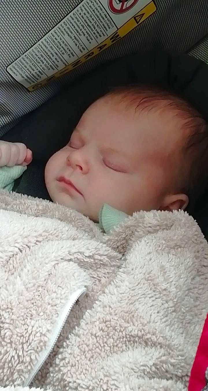 Inaya a rejoint le concours — aidez-le/la à gagner de superbes lots ! baby, baby_sleeping, baby_toddler_clothing, cheek, chin, comfort, eye, facial_expression, finger, gesture, hand, head, iris, lip, mammal, mouth, nose, organ, person, skin