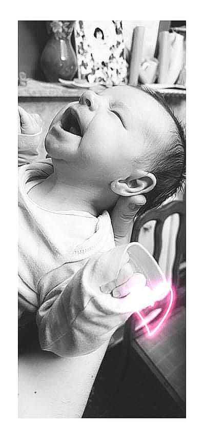 Inaya participe au concours pour gagner de l'argent avec cette photo : art, black_and_white, child, drinking, drinkware, eyelash, flash_photography, gesture, happy, jaw, lip, monochrome, monochrome_photography, mouth, neck, person, photograph, snapshot, stock_photography, style