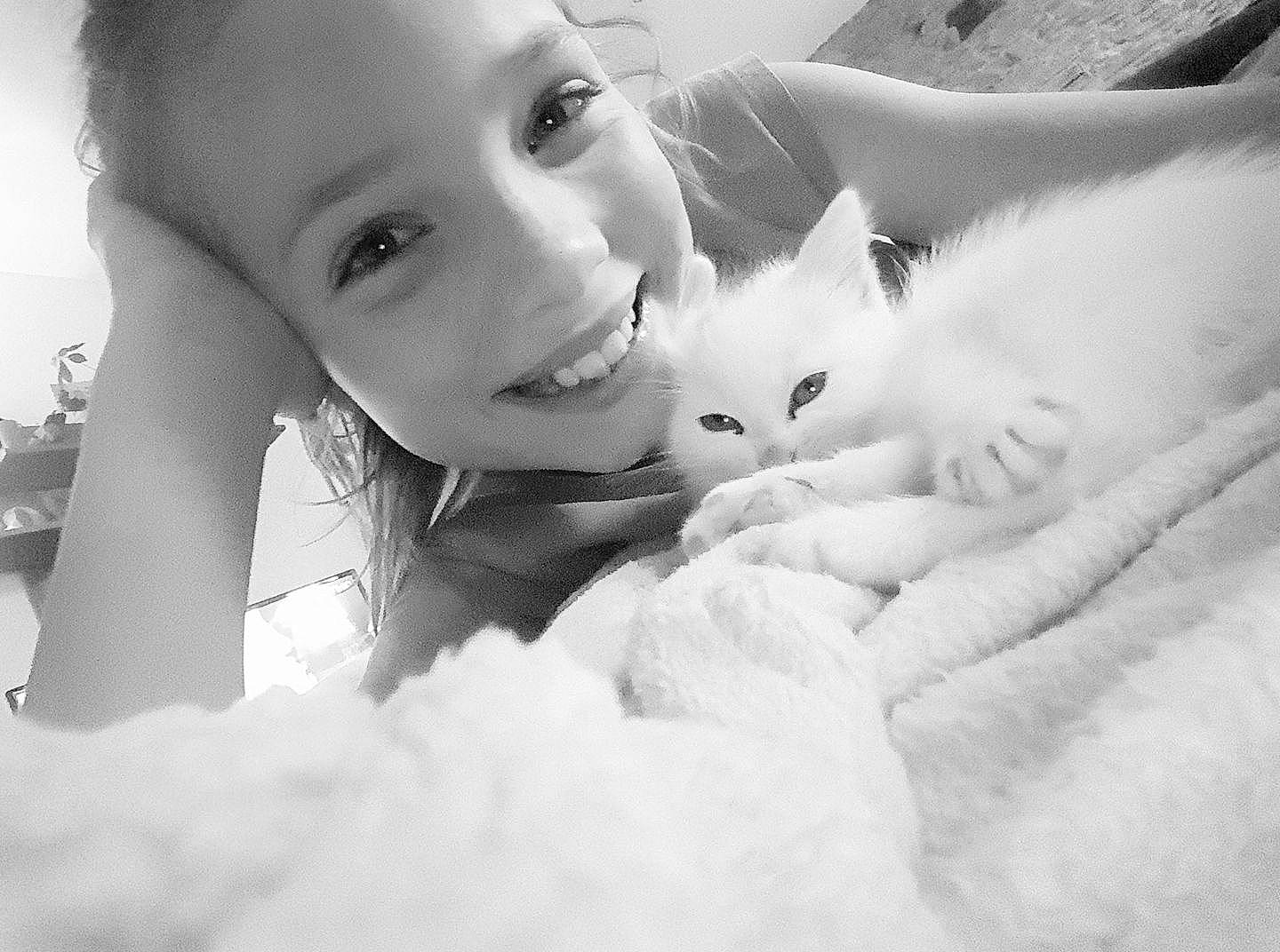 Clara participe au concours pour gagner de l'argent avec cette photo : beauty, black, black_and_white, cat, child, eye, face, girl, joy, kitten, mammal, monochrome_photography, nose, person, photograph, photography, skin, small_to_medium_sized_cats, snapshot, vertebrate