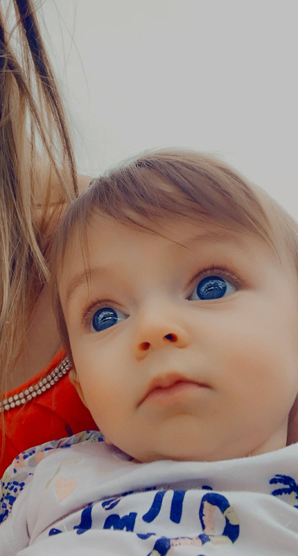 Shaïla participe au concours pour gagner de l'argent avec cette photo : baby_toddler_clothing, cheek, chin, ear, eye, eyebrow, eyelash, face, facial_expression, gesture, hair, hairstyle, happy, human, iris, lip, mammal, mouth, nose, person