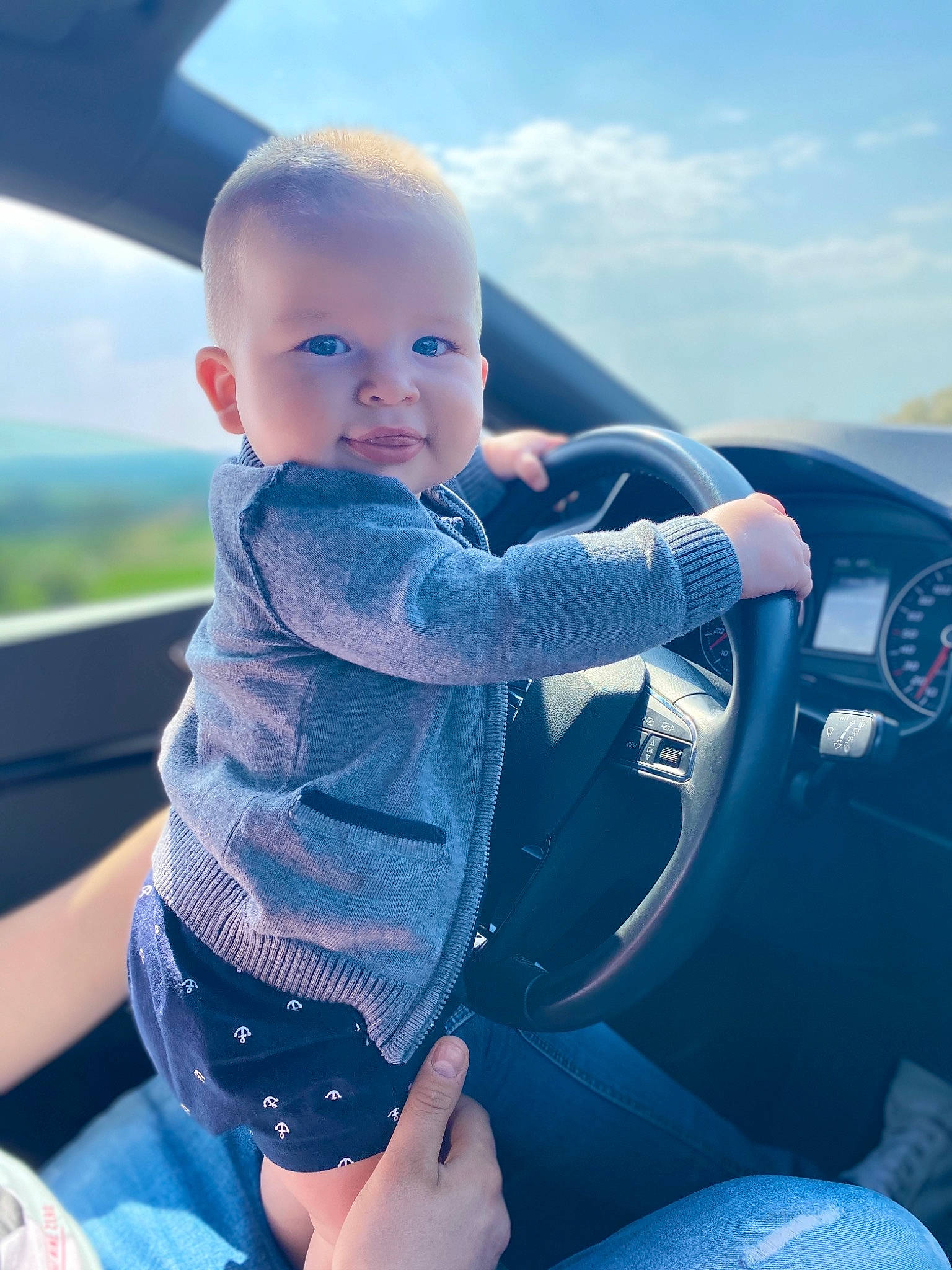 Adrian participe au concours pour gagner de l'argent avec cette photo : auto_part, automotive_window_part, baby, car, child, cloud, cool, driving, family_car, hand, luxury_vehicle, person, photography, steering_part, steering_wheel, toddler, vacation, vehicle, vehicle_door