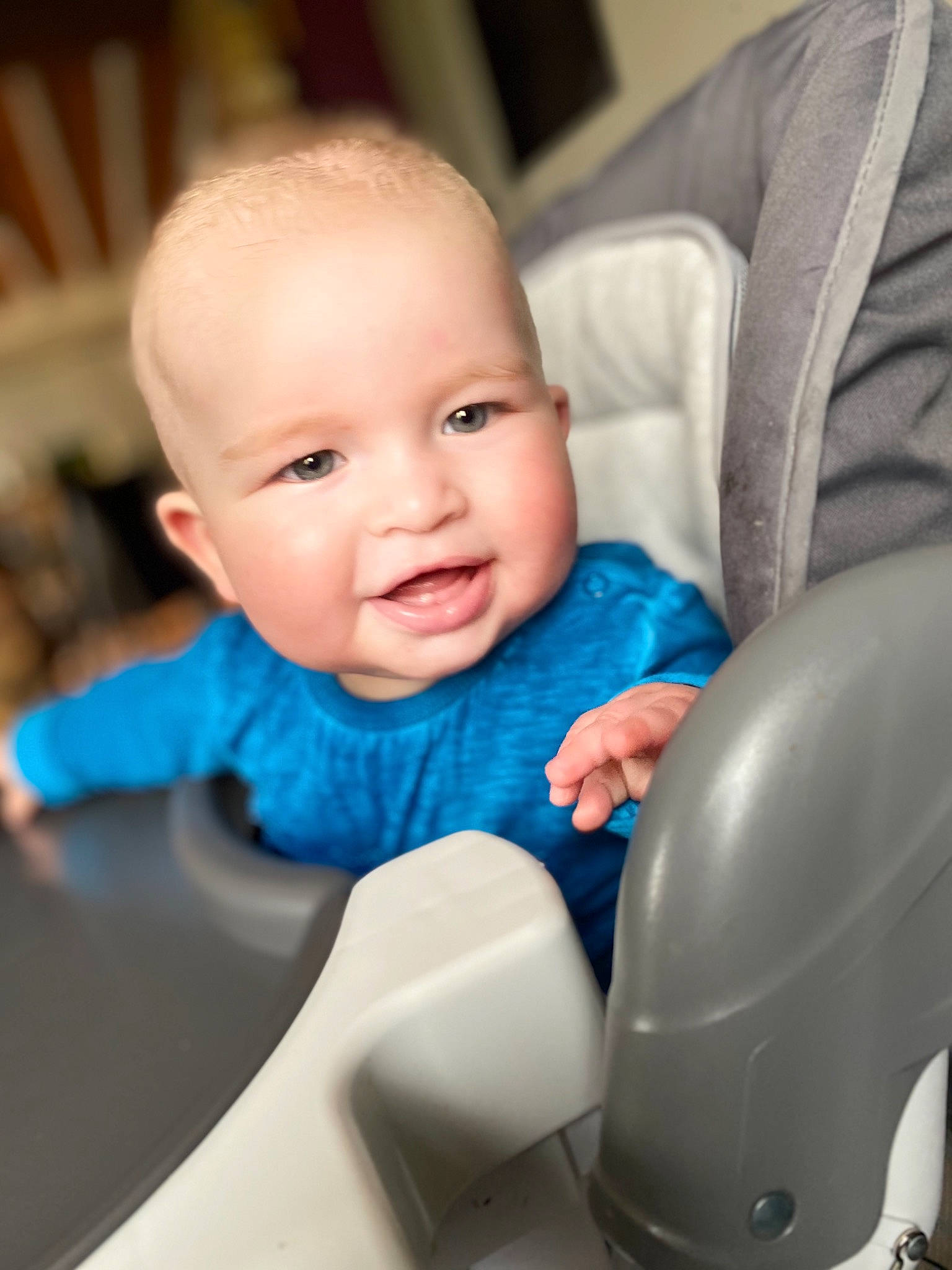 Adrian a rejoint le concours — aidez-le/la à gagner de superbes lots ! baby, baby_products, blue, child, person, play, product, sitting, skin, smile, toddler