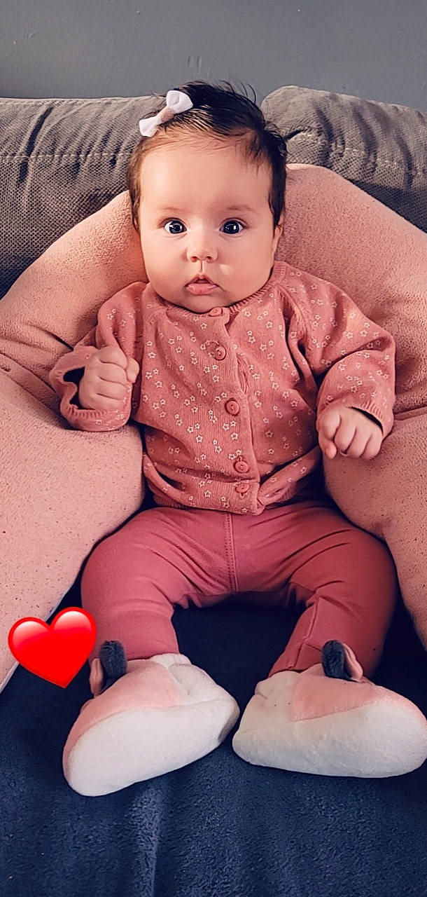 Thays participe au concours pour gagner de l'argent avec cette photo : baby, baby_toddler_clothing, cheek, comfort, eye, face, finger, hand, happy, head, joint, leg, lip, mouth, nose, person, pink, skin, sleeve, toddler