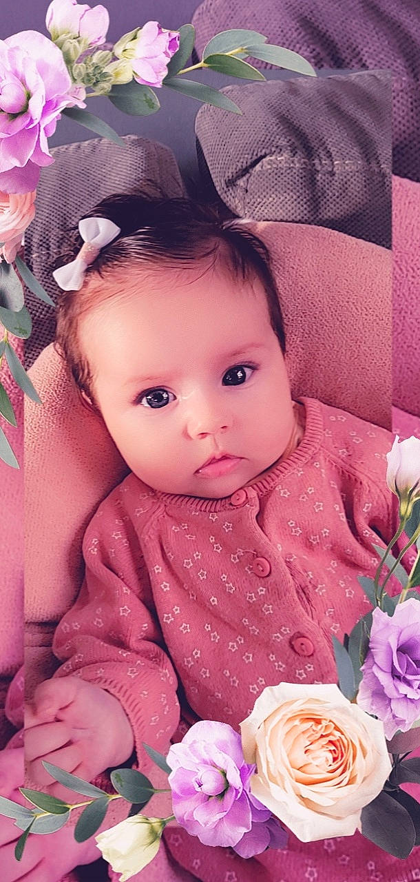 Thays a rejoint le concours — aidez-le/la à gagner de superbes lots ! baby, baby_toddler_clothing, cheek, dress, eye, eyebrow, eyelash, facial_expression, flower, head, iris, lip, organ, person, photograph, pink, product, skin, textile, toddler