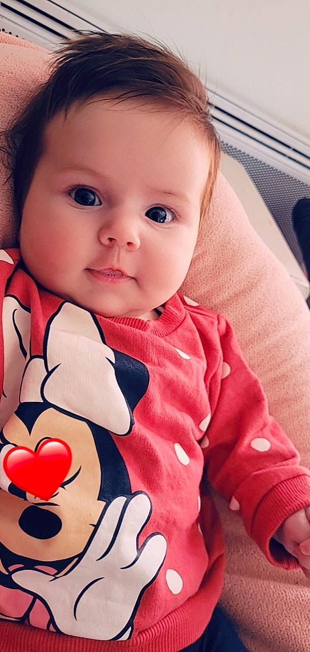 Thays participe au concours pour gagner de l'argent avec cette photo : arm, baby, baby_toddler_clothing, cheek, chin, collar, eye, finger, happy, human_body, iris, lip, mouth, neck, nose, outerwear, person, pink, skin, sleeve