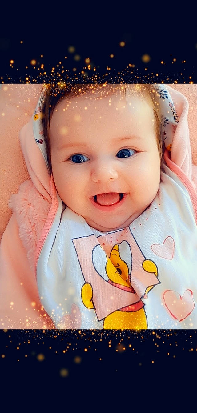 Thays participe au concours pour gagner de l'argent avec cette photo : baby, baby_toddler_clothing, cheek, chin, eye, face, flash_photography, happy, human, iris, lip, nose, people_in_nature, person, pink, product, skin, sleeve, smile, toddler