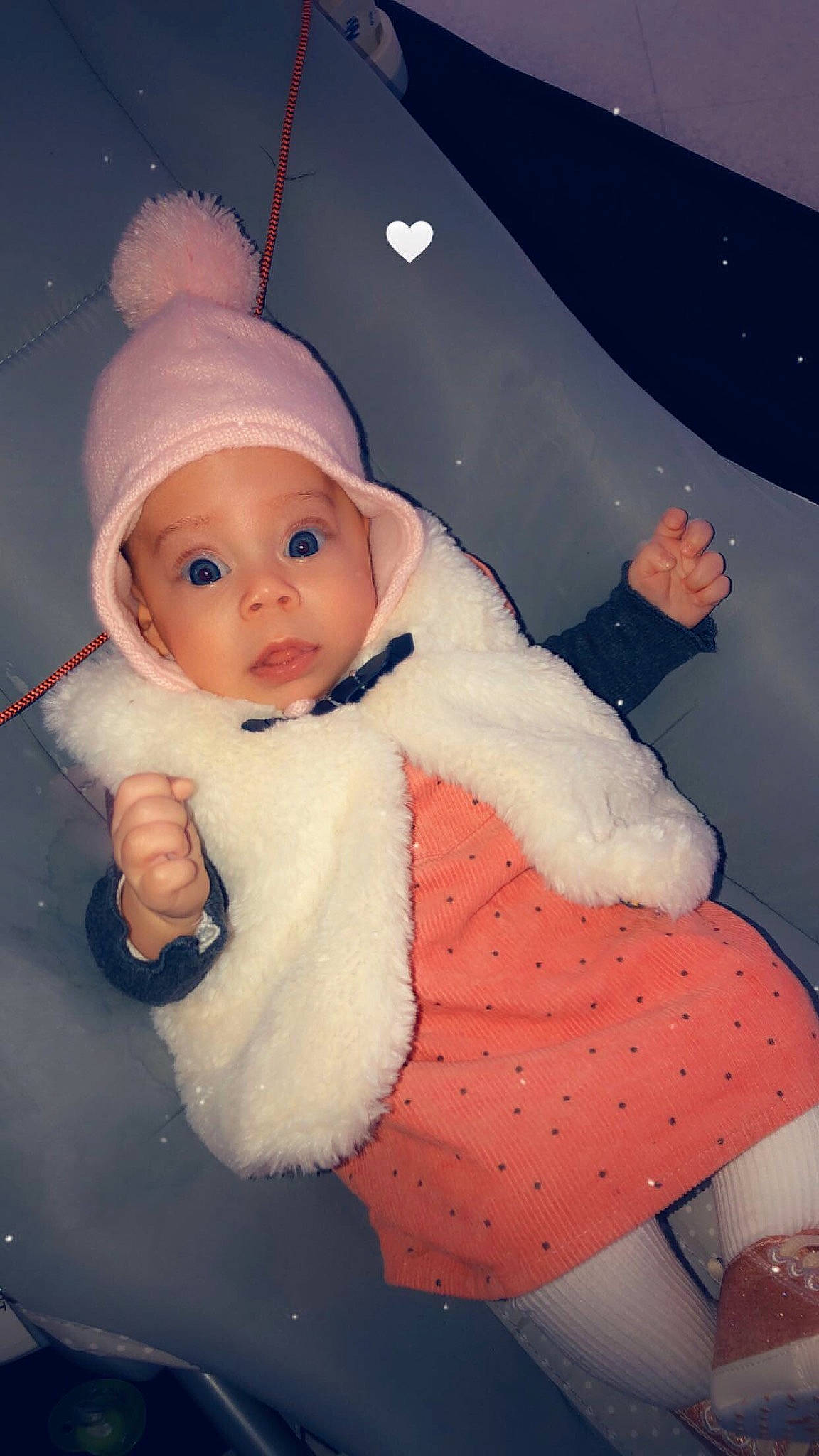 Lésia a rejoint le concours — aidez-le/la à gagner de superbes lots ! astronomical_object, baby, baby_toddler_clothing, bonnet, child, child_model, costume_accessory, costume_hat, embellishment, finger, hand, headwear, person, sock, space, surprise, thumb
