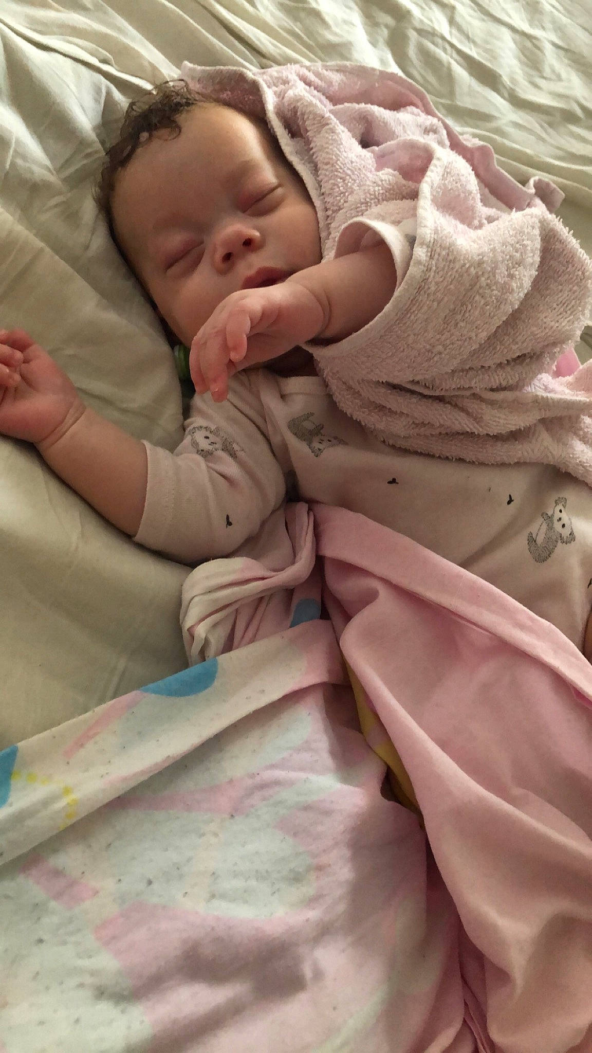 Lésia participe au concours pour gagner de l'argent avec cette photo : baby, baby_products, baby_sleeping, baby_toddler_clothing, bedtime, comfort, linens, nap, peach, person, pink, sleep, toddler