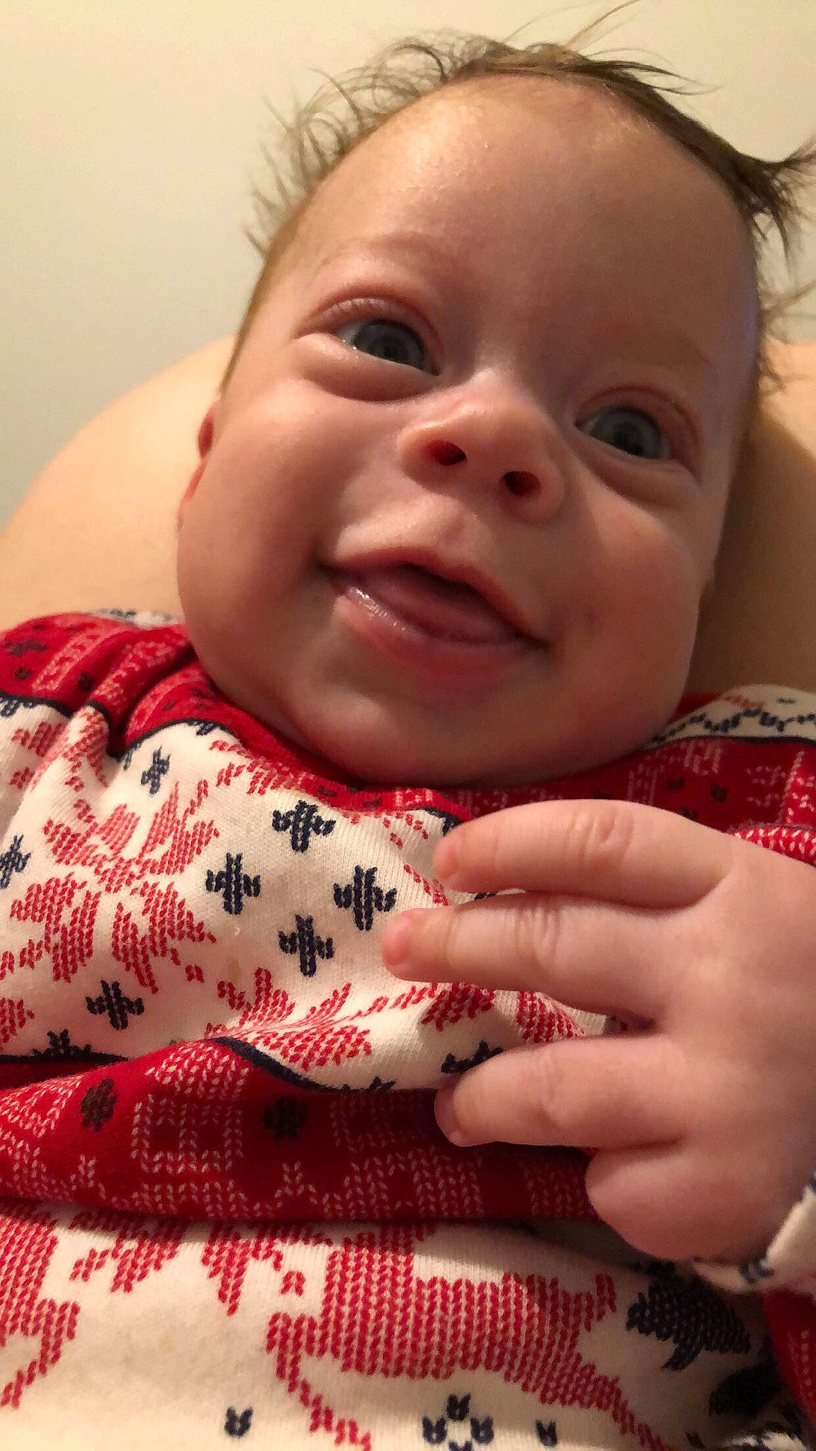 Lésia a rejoint le concours — aidez-le/la à gagner de superbes lots ! baby, baby_toddler_clothing, cheek, child, chin, close_up, eyebrow, eyelash, facial_expression, finger, forehead, iris, lip, mouth, nail, organ, pattern, person, portrait_photography, skin