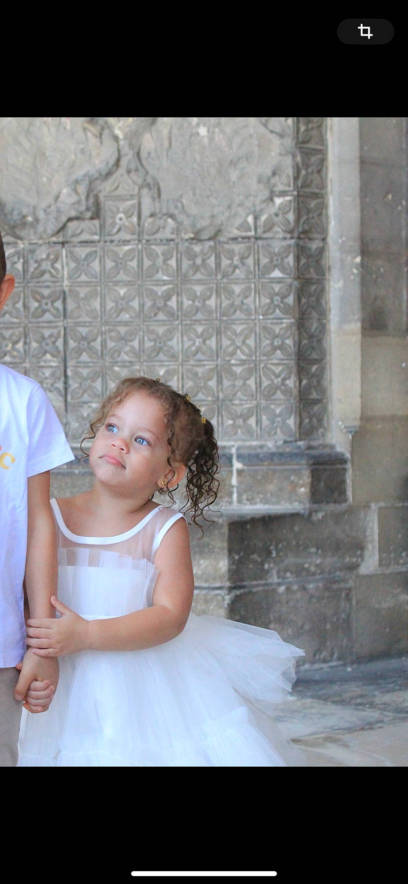 Lésia participe au concours pour gagner de l'argent avec cette photo : baby, blond, bridal_accessory, bridal_clothing, bridal_party_dress, day_dress, dress, event, fashion_design, flash_photography, formal_wear, gesture, gown, happy, iris, one_piece_garment, person, shoulder, toddler, tradition