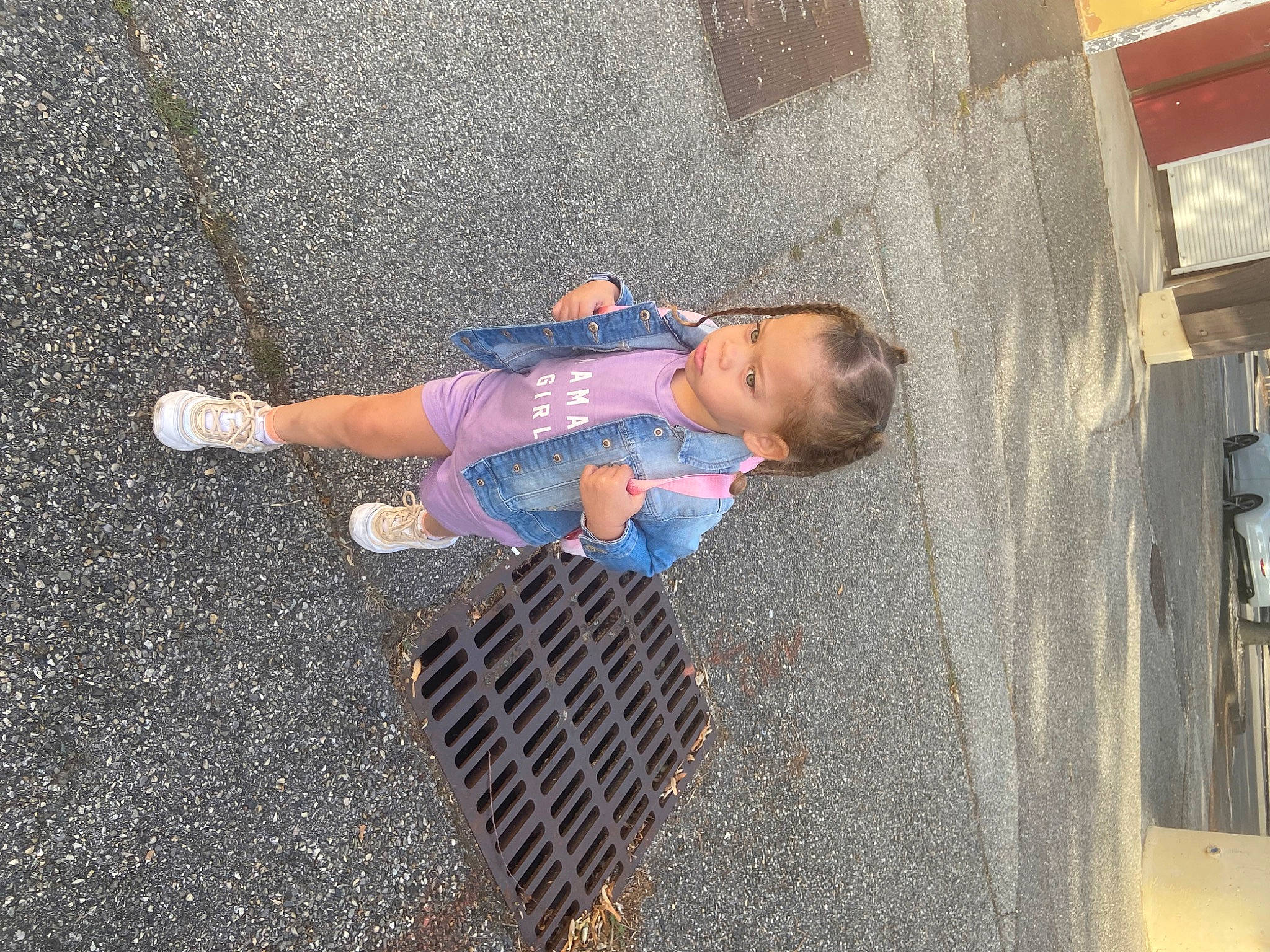 Lésia a rejoint le concours — aidez-le/la à gagner de superbes lots ! asphalt, baby, baby_toddler_clothing, child, city, concrete, electric_blue, fun, human_settlement, leisure, person, public_space, road_surface, shadow, sidewalk, sitting, soil, tar, toddler, tree