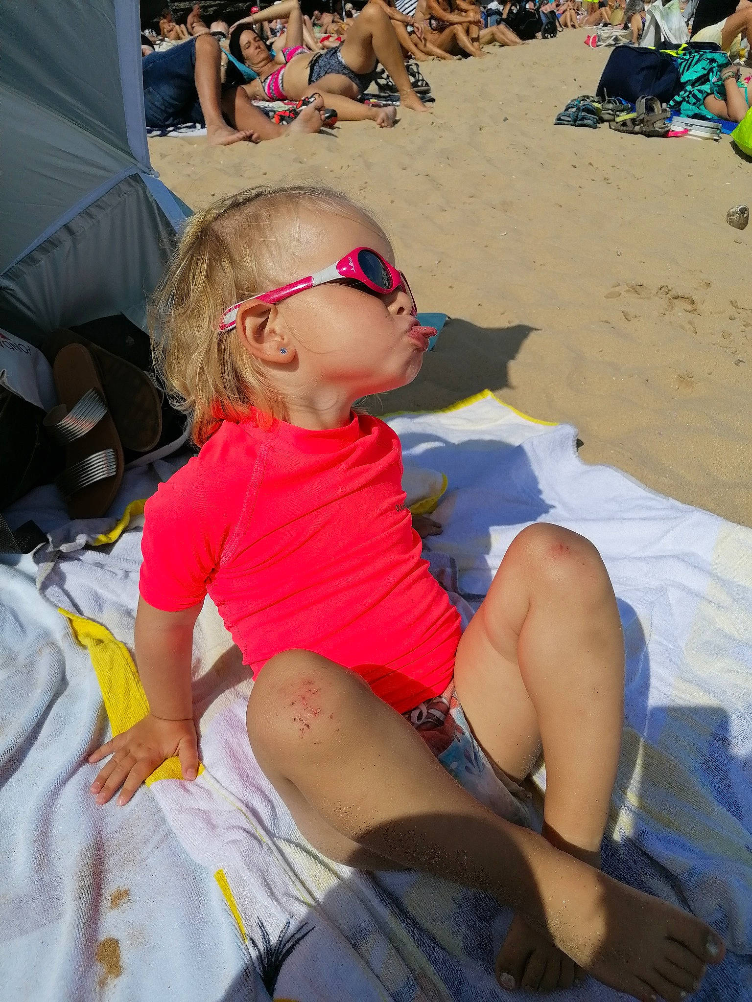 Juliette participe au concours pour gagner de l'argent avec cette photo : abdomen, baseball_cap, beach, eyewear, fun, goggles, hat, human_leg, knee, lap, leg, leisure, people_on_beach, person, recreation, sand, shorts, sunglasses, thigh, toddler