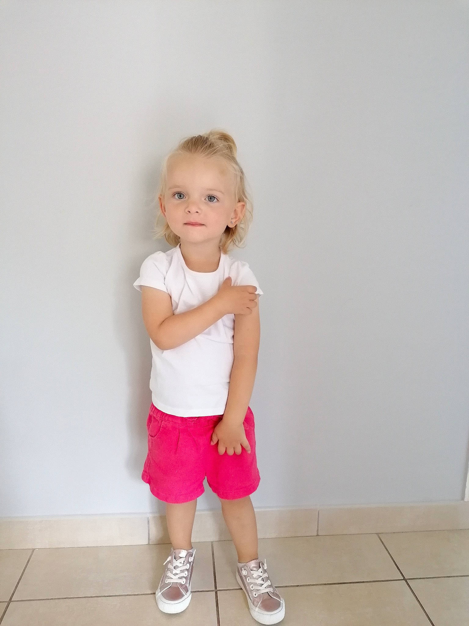Juliette a rejoint le concours — aidez-le/la à gagner de superbes lots ! baby_toddler_clothing, flooring, fun, gesture, hair, happy, hardwood, head, human_leg, knee, magenta, pattern, person, pink, shorts, sleeve, t_shirt, thigh, toddler, waist