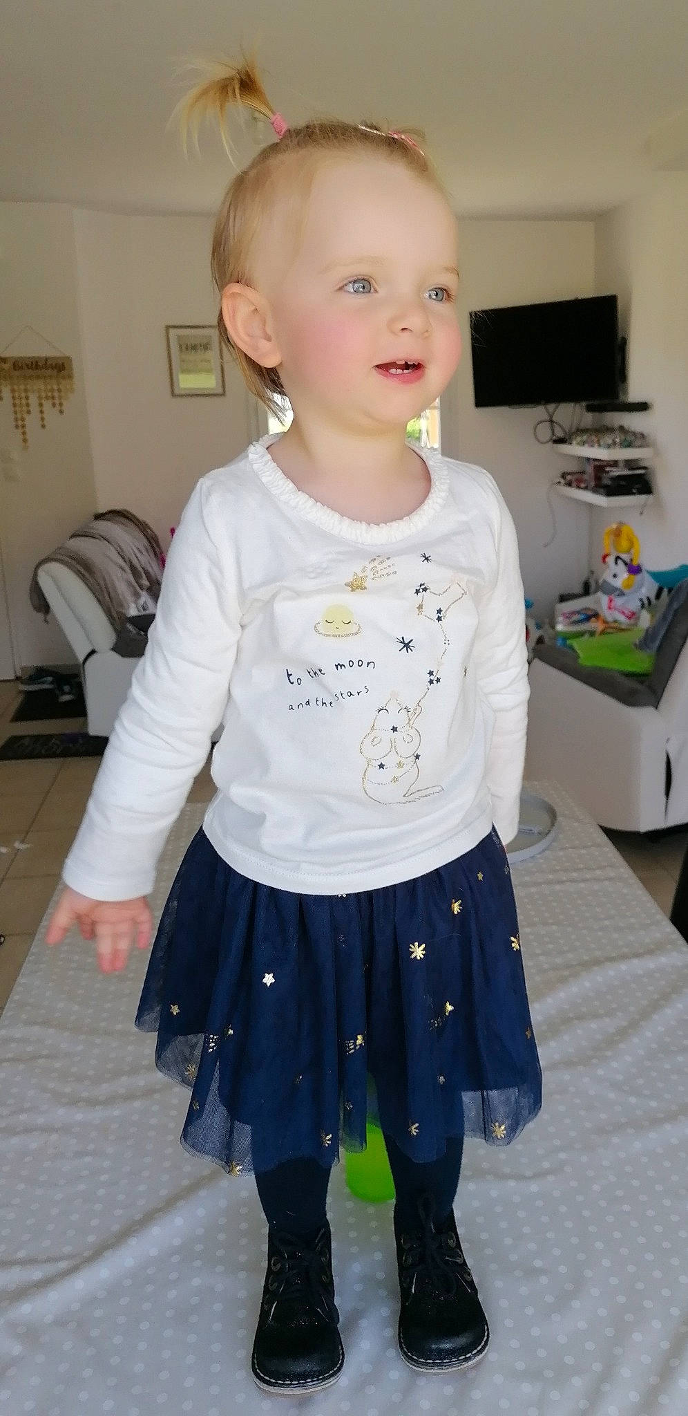 Juliette a rejoint le concours — aidez-le/la à gagner de superbes lots ! arm, baby_toddler_clothing, denim, fashion_design, hairstyle, knee, neck, outerwear, pattern, person, picture_frame, school_uniform, sleeve, smile, standing, street_fashion, t_shirt, toddler, trunk, uniform