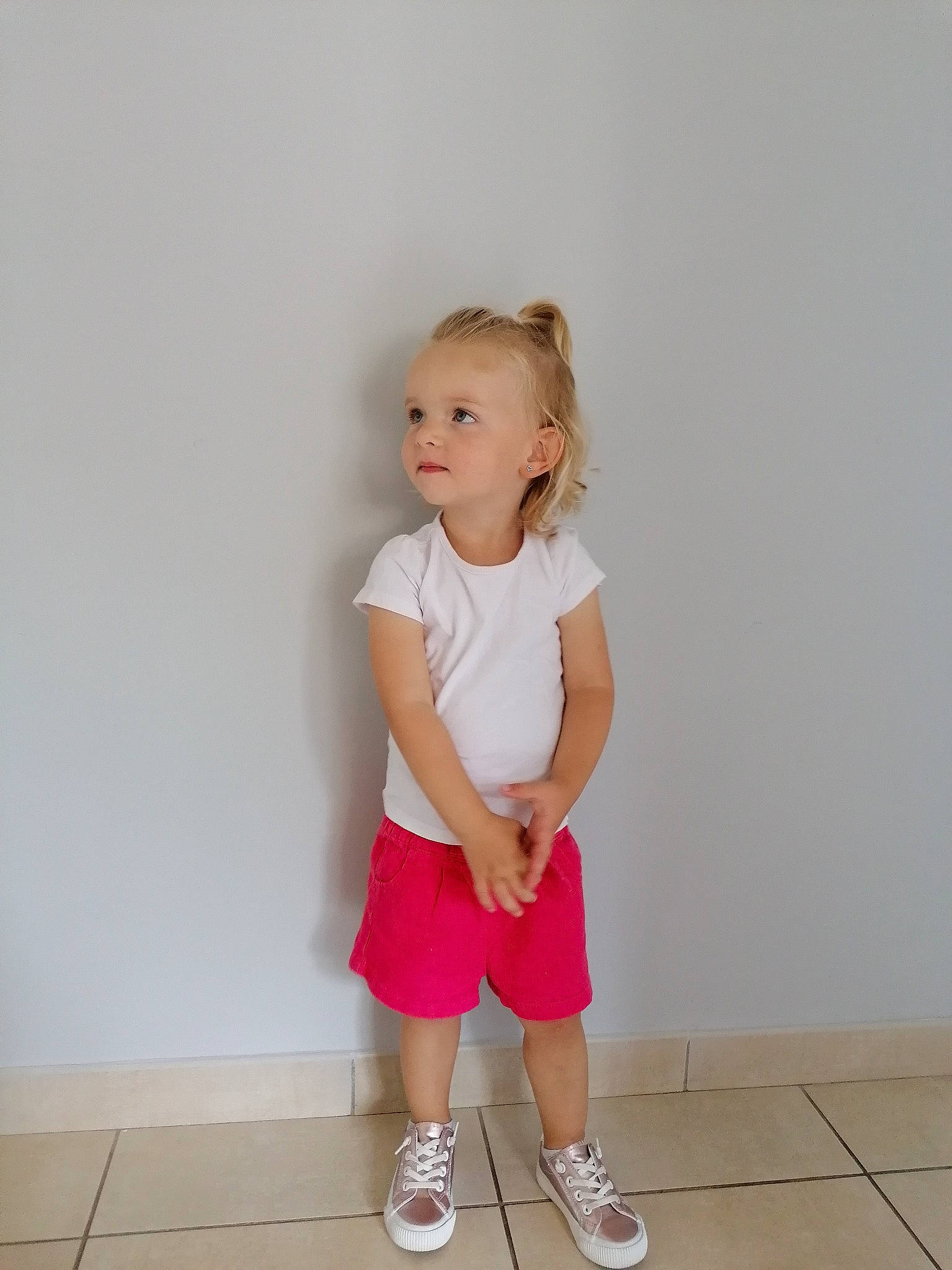 Juliette participe au concours pour gagner de l'argent avec cette photo : arm, baby_toddler_clothing, face, floor, flooring, happy, human_leg, joint, knee, leg, neck, outdoor_shoe, person, shorts, shoulder, sleeve, standing, t_shirt, thigh, toddler