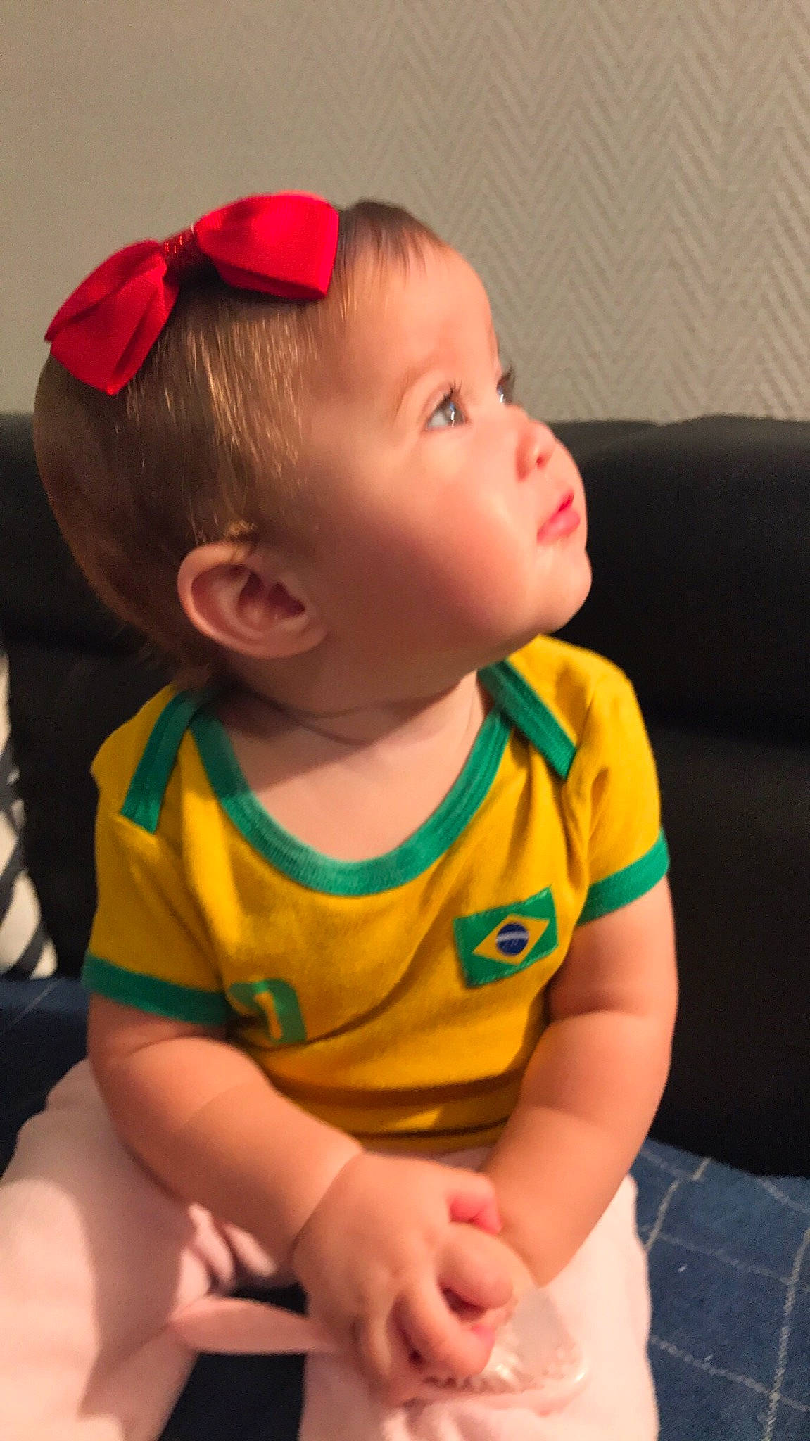 Sophie a rejoint le concours — aidez-le/la à gagner de superbes lots ! arm, baby, cheek, child, ear, finger, hair_accessory, head, headband, lip, mouth, neck, nose, person, play, skin, toddler