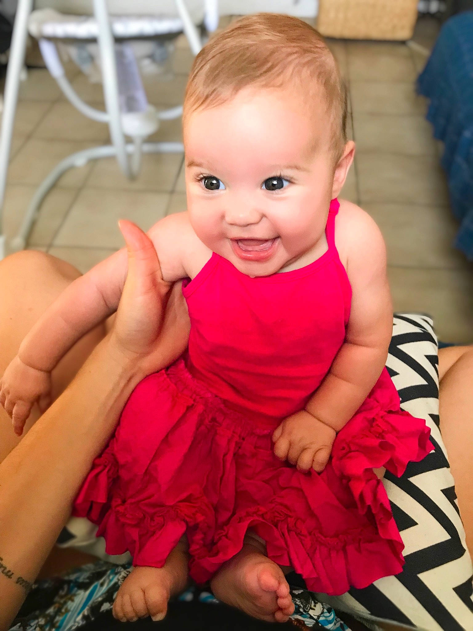 Sophie a rejoint le concours — aidez-le/la à gagner de superbes lots ! baby, cheek, child, child_model, dress, eye, face, finger, fun, hand, head, joy, leg, magenta, person, pink, red, sitting, skin, smile