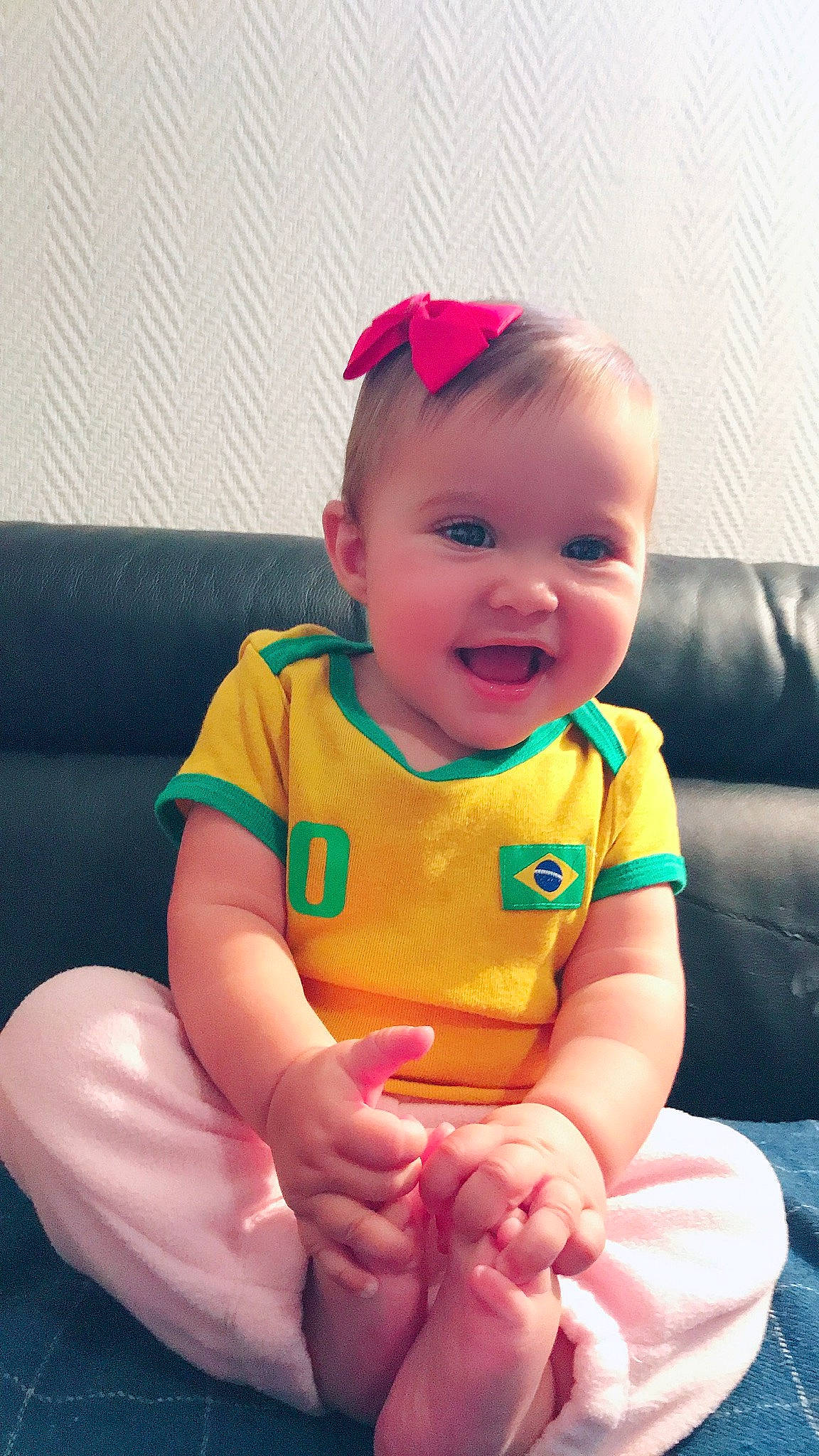 Sophie a rejoint le concours — aidez-le/la à gagner de superbes lots ! baby, baby_products, baby_toddler_clothing, cheek, child, ear, fun, hair_accessory, head, headband, headgear, lip, person, pink, play, product, sitting, skin, toddler