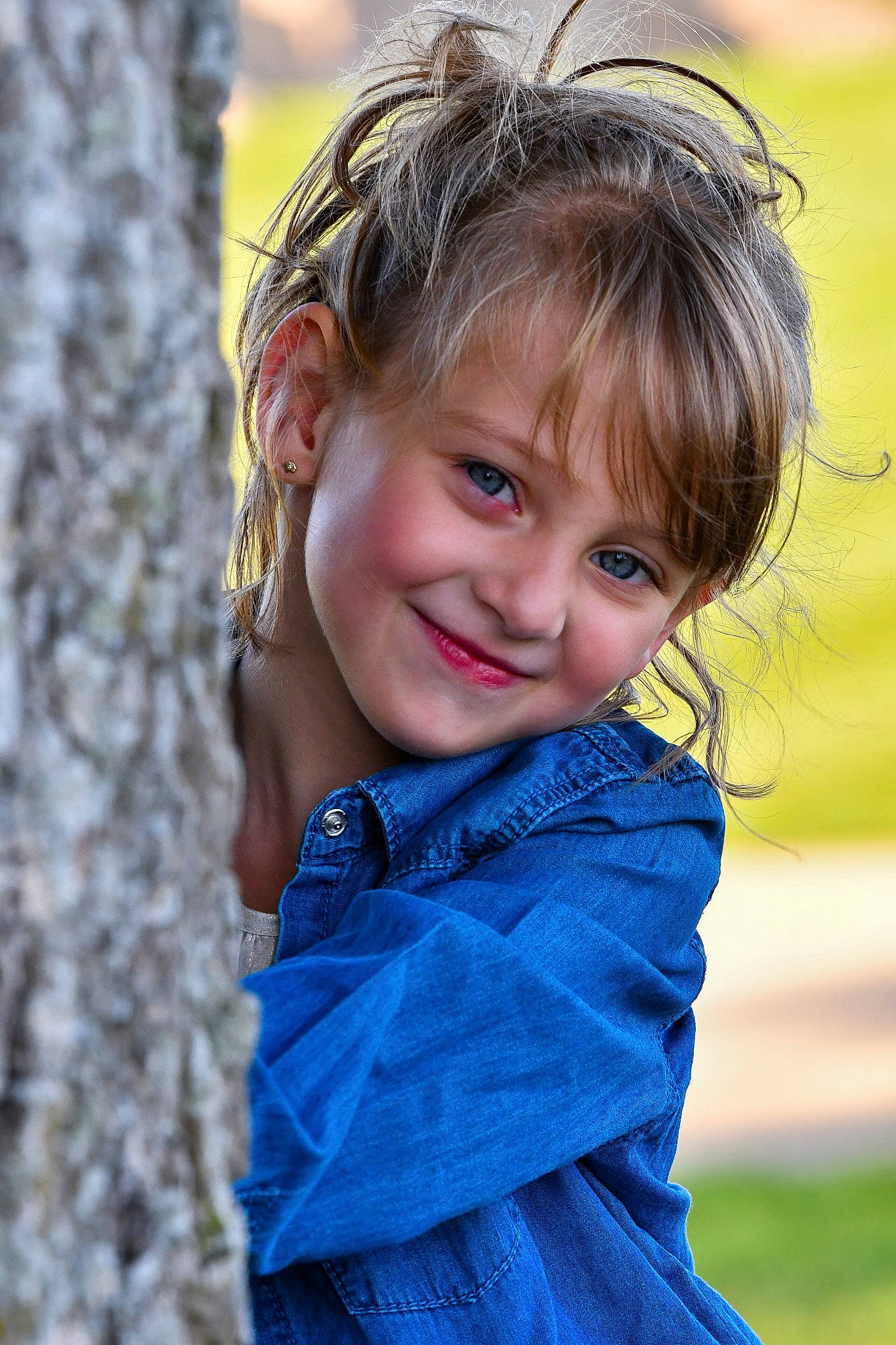 Adélie a rejoint le concours — aidez-le/la à gagner de superbes lots ! azure, chin, electric_blue, eye, face, flash_photography, goggles, grass, hair, happy, head, headgear, iris, joy, lip, people_in_nature, person, skin, smile, toddler