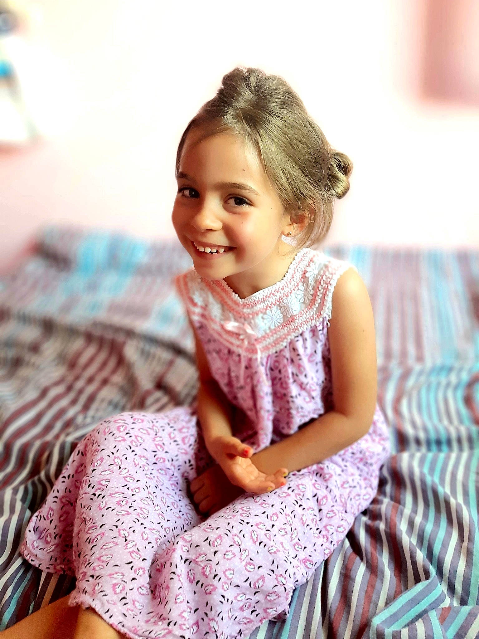 Lyesna a rejoint le concours — aidez-le/la à gagner de superbes lots ! baby, beauty, child, child_model, design, dress, furniture, happy, joy, linens, neck, pattern, person, pink, play, portrait_photography, sitting, skin, smile, textile