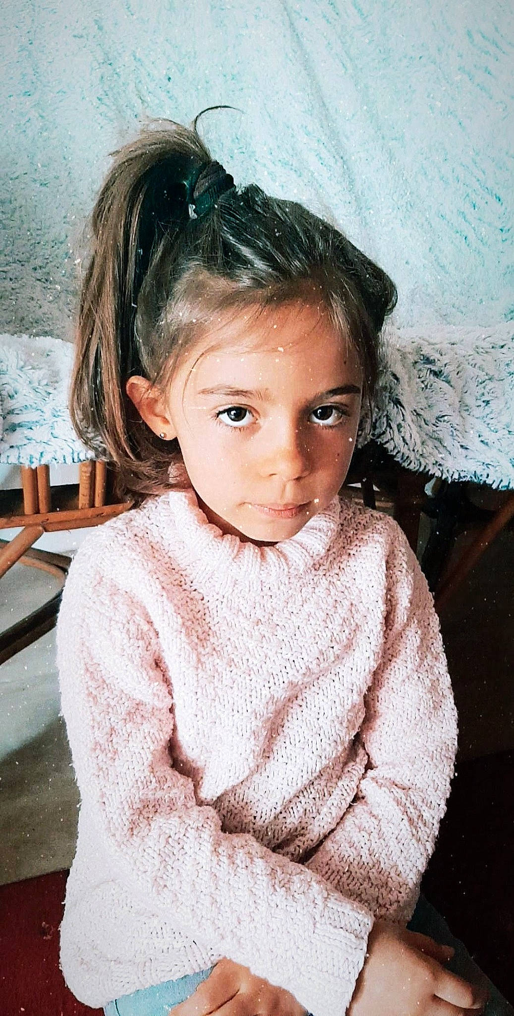 Lyesna participe au concours pour gagner de l'argent avec cette photo : beauty, brown_hair, cheek, child, child_model, eye, face, forehead, hair, hairstyle, head, iris, lip, neck, nose, outerwear, person, pink, portrait, skin