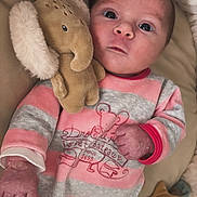 Julia a rejoint le concours — aidez-le/la à gagner de superbes lots ! baby, infant, plush_toy, elephant, pajamas, pink, gray, striped_clothing, blanket, soft_toy, star_mirror, face, hand, wide_eyes, lying_down, cozy, cute, child, indoors, portrait