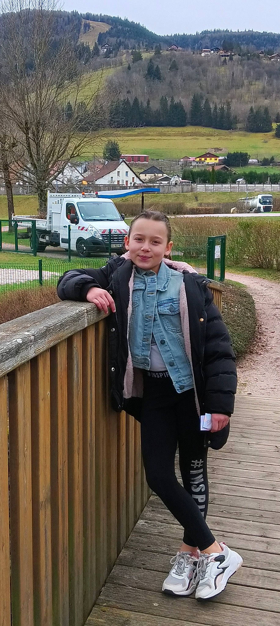 Lana a rejoint le concours — aidez-le/la à gagner de superbes lots ! blazer, car, denim, formal_wear, grass, jacket, joy, leather_jacket, leisure, luxury_vehicle, person, plant, recreation, sleeve, smile, sportswear, tire, tree, truck, uniform