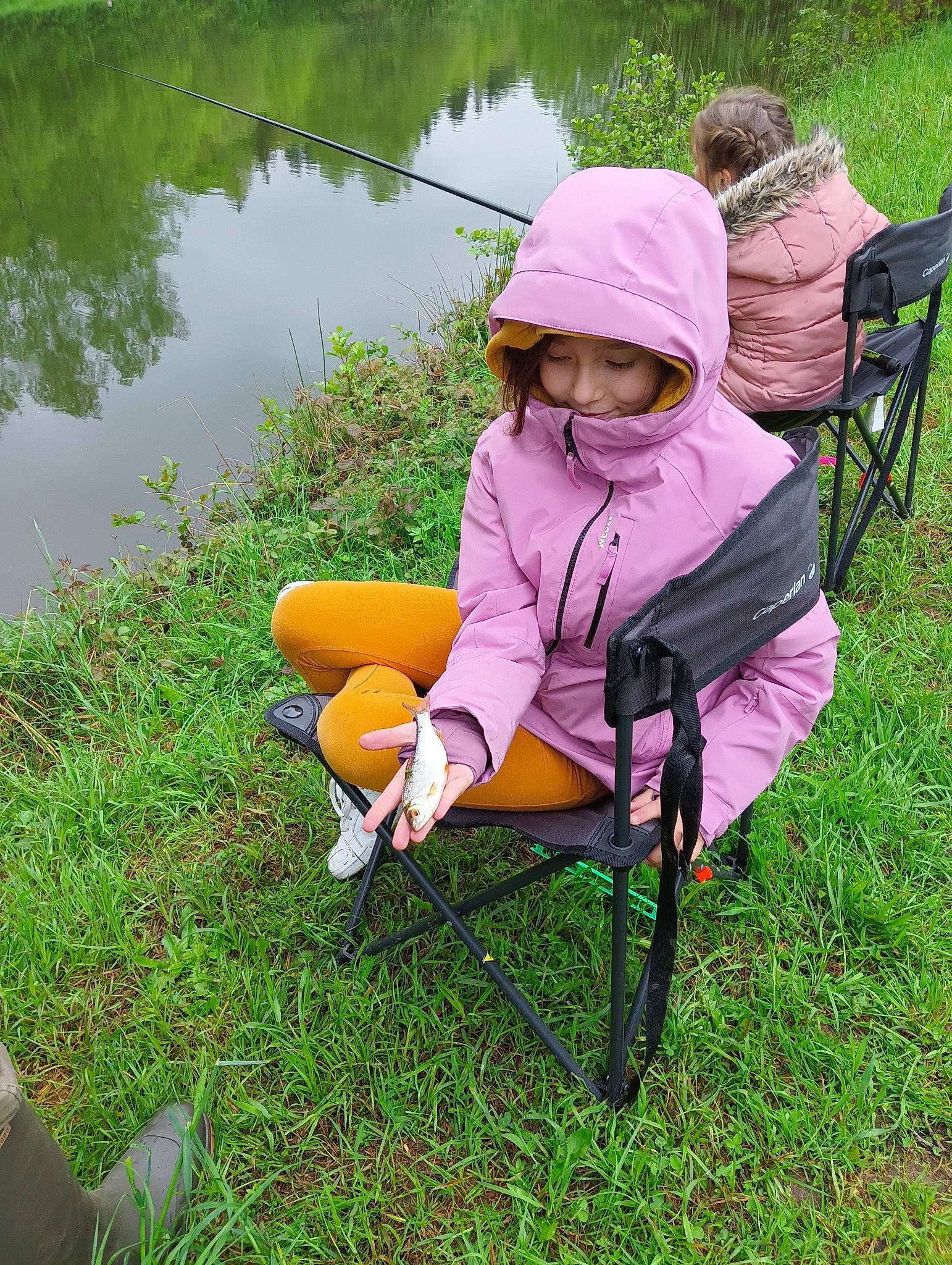 Lana participe au concours pour gagner de l'argent avec cette photo : chair, child, fun, garden, grass, grass_family, grassland, headwear, lake, lap, lawn, leisure, meadow, people_in_nature, person, personal_protective_equipment, plant, recreation, reservoir, sitting