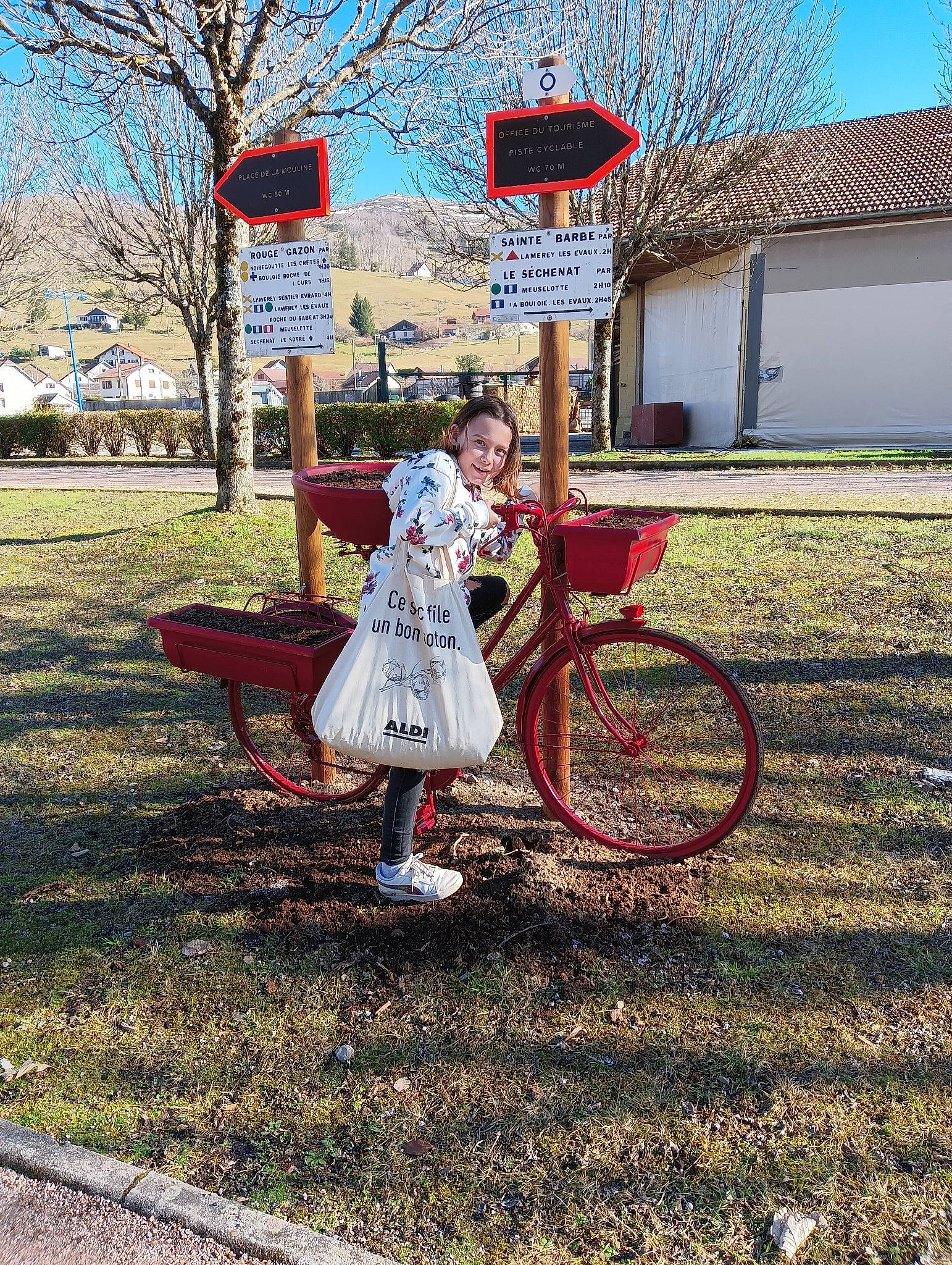 Lana participe au concours pour gagner de l'argent avec cette photo : art, bicycle_handlebar, bicycle_tire, bicycle_wheel, dress, fun, grass, joy, landscape, leaf, leisure, person, plant, pole, recreation, road, sidewalk, sky, street, tire