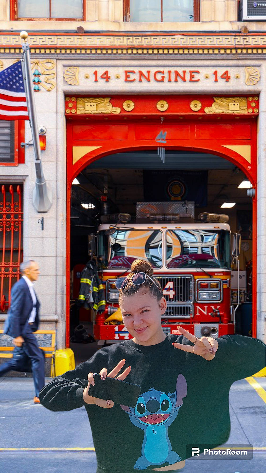 Sohane a rejoint le concours — aidez-le/la à gagner de superbes lots ! advertising, automotive_design, blurred, eyewear, facade, fictional_character, flag, fun, joy, leisure, logo, motor_vehicle, orange, person, personal_protective_equipment, recreation, street, t_shirt, tourism, toy