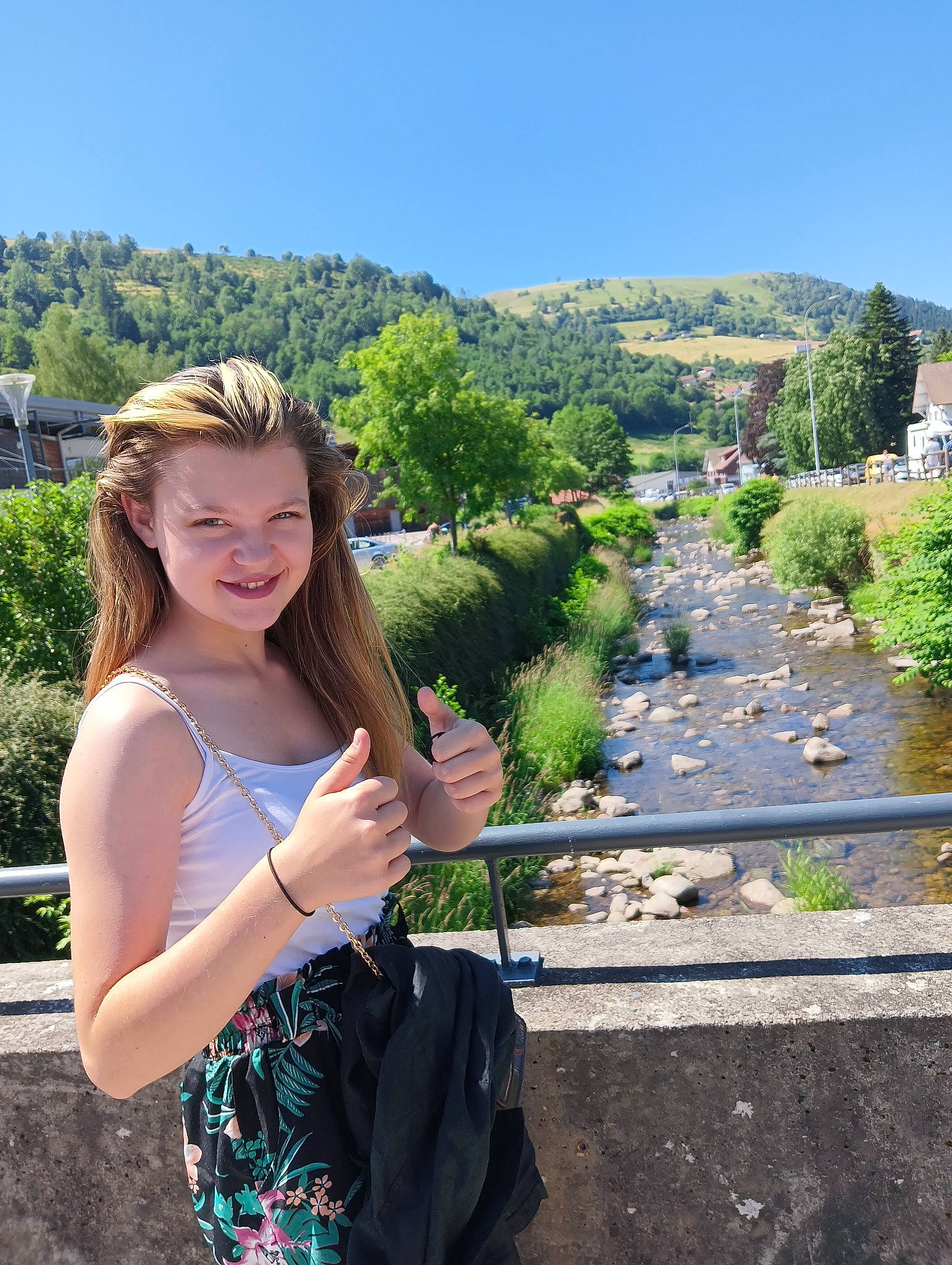 Sohane participe au concours pour gagner de l'argent avec cette photo : brown_hair, electric_blue, eyewear, fun, grass, happy, joy, landscape, leisure, long_hair, person, plant, recreation, road, sky, smile, summer, tourism, travel, tree