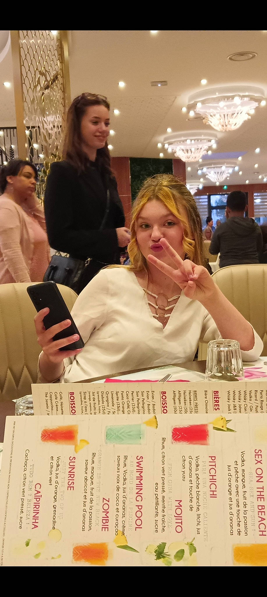 Sohane participe au concours pour gagner de l'argent avec cette photo : arm, beauty, calendar, customer, event, eyewear, face, fashion_design, font, hair, hand, head, human, indoor_games_and_sports, job, joy, layered_hair, organ, person, photograph