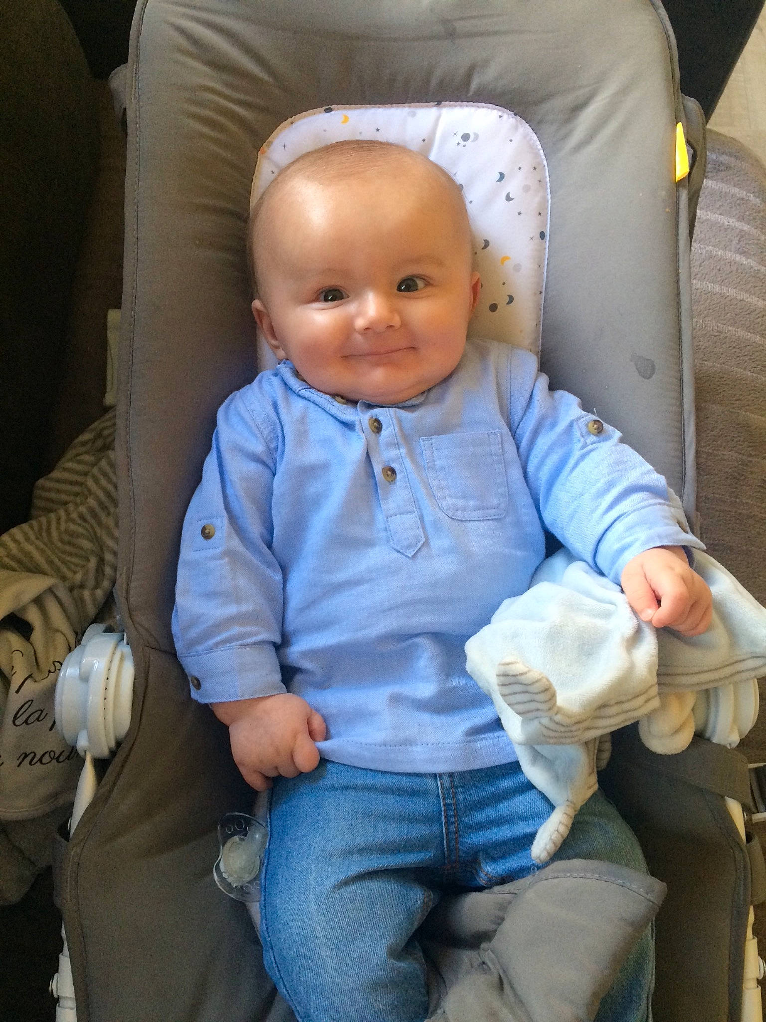 Alenzo a rejoint le concours — aidez-le/la à gagner de superbes lots ! baby, baby_products, car_seat, cheek, child, joy, person, product, sitting, toddler